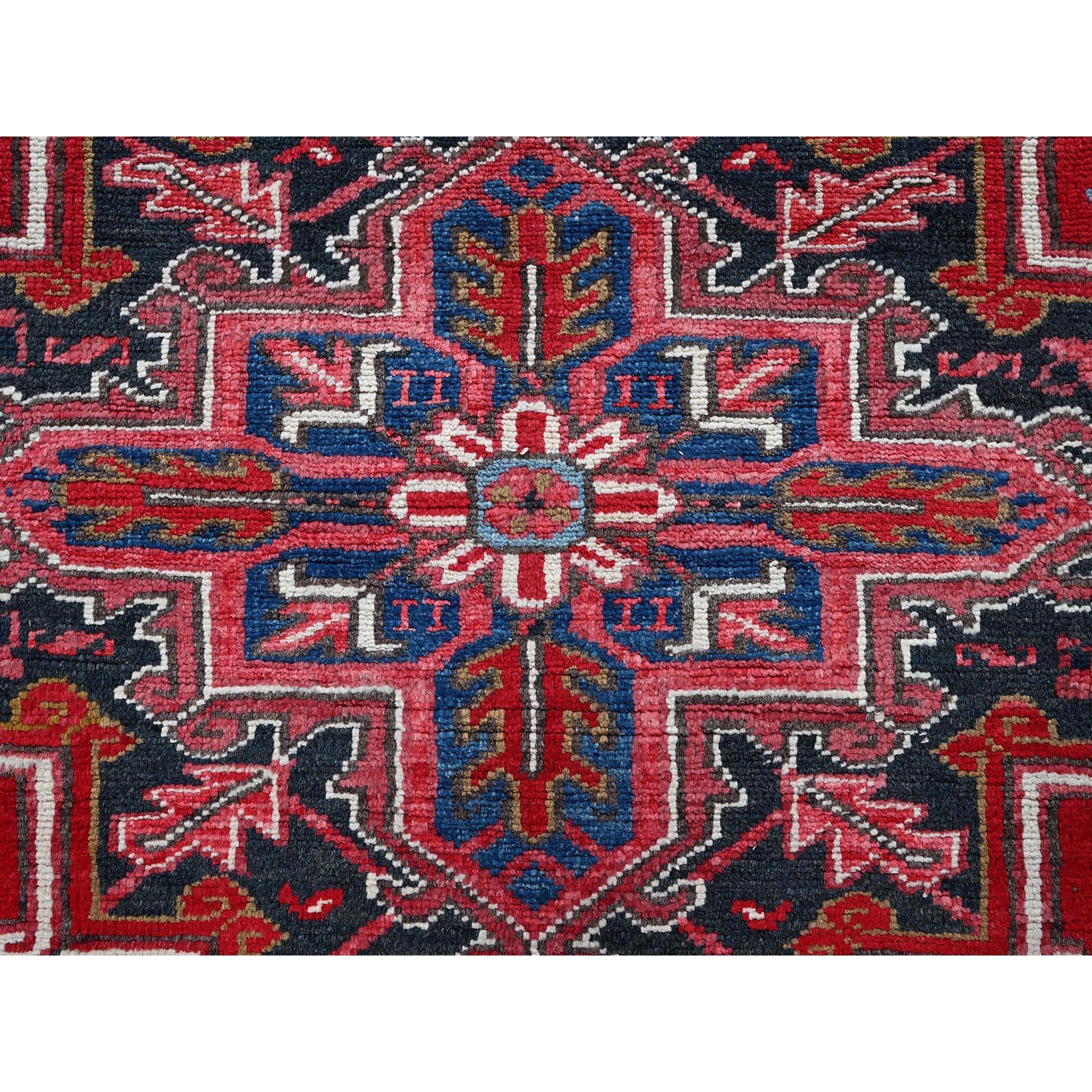 7'x9' Ajax Red Vintage Persian Heriz Tappeto orientale in pura lana annodato a mano in vendita 1