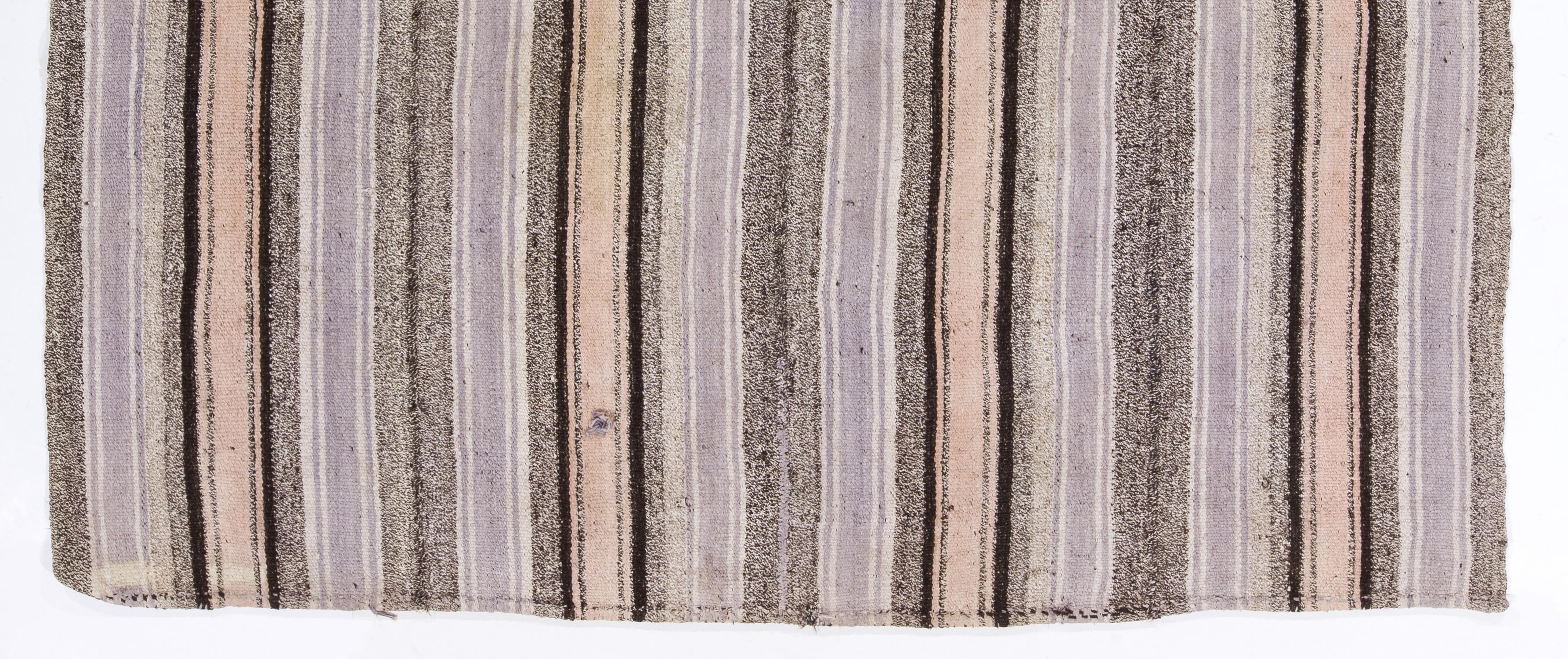 Handgefertigter Flachgewebe-Teppich aus Baumwolle, Wolle und Ziegenhaar aus Anatolien (Kilim) mit Bändern (Türkisch) im Angebot