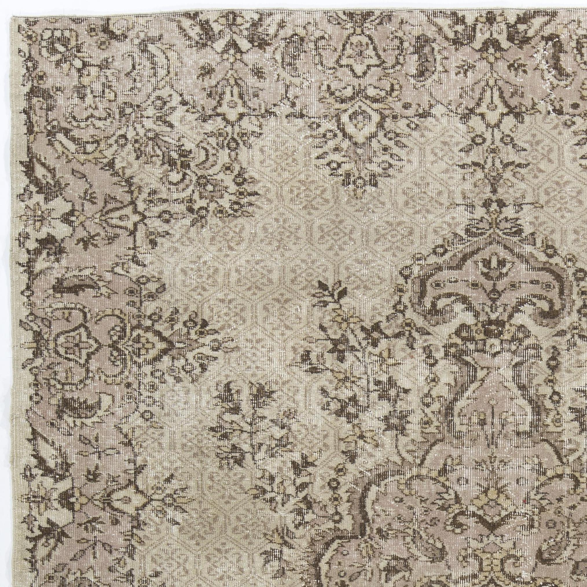 Ein fein handgeknüpfter türkischer Teppich aus den 1950er Jahren mit einem eleganten Medaillonmuster. Der Teppich hat einen gleichmäßigen, niedrigen Wollflor auf Baumwollbasis. Es ist schwer und liegt flach auf dem Boden, in sehr gutem Zustand ohne