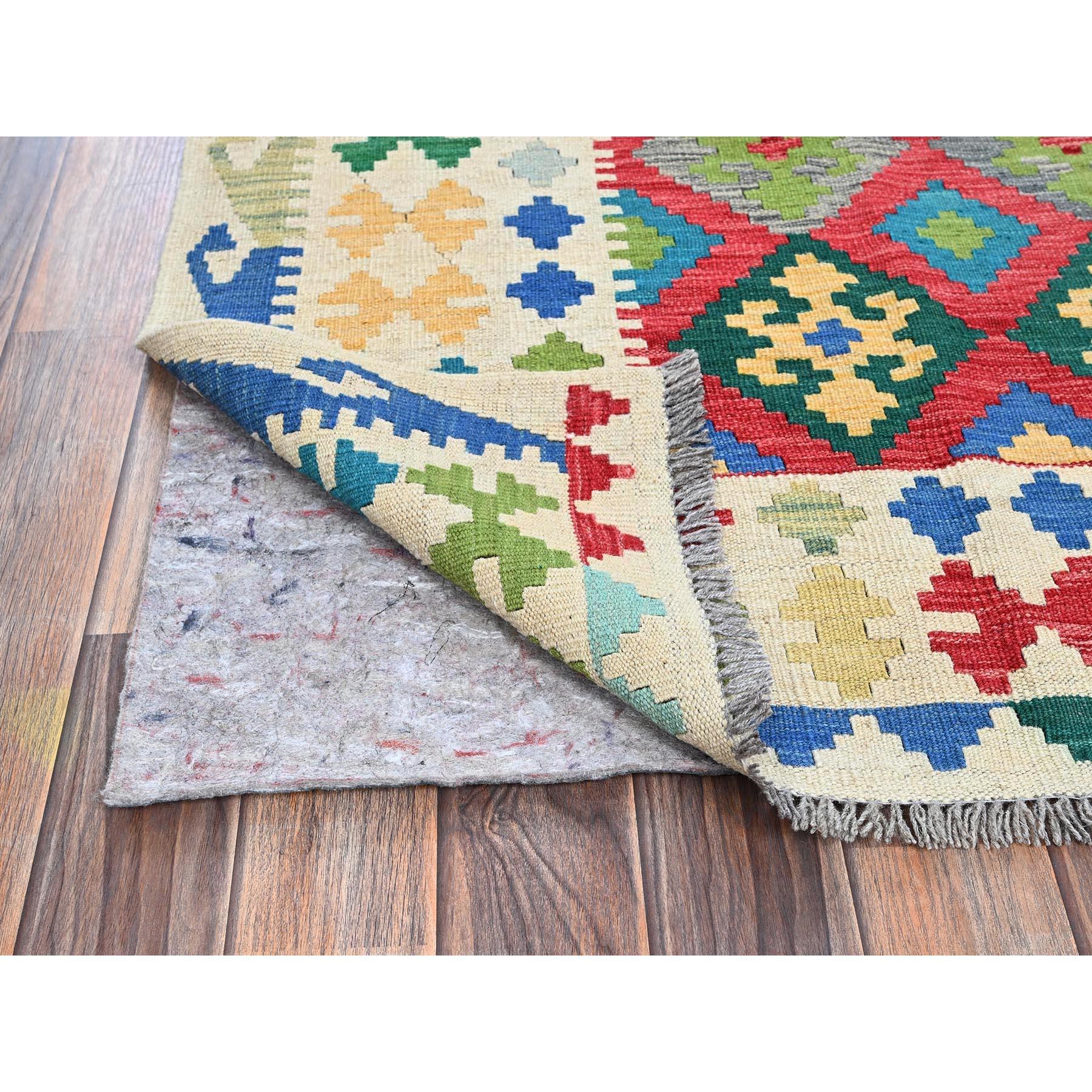 Lychee Rot, Handgewebt, Afghanischer Kelim mit buntem geometrischem Muster, Pflanzenfarben, Reine Wolle, Flachgewebe, Wendbar, Orientteppich
Primäre MATERIALIEN: Wolle
Latex: Kein Flor 
Höhe: 0,25 Zoll
Stil: Traditionell
Grundfarbe: Rot
Sekundäre