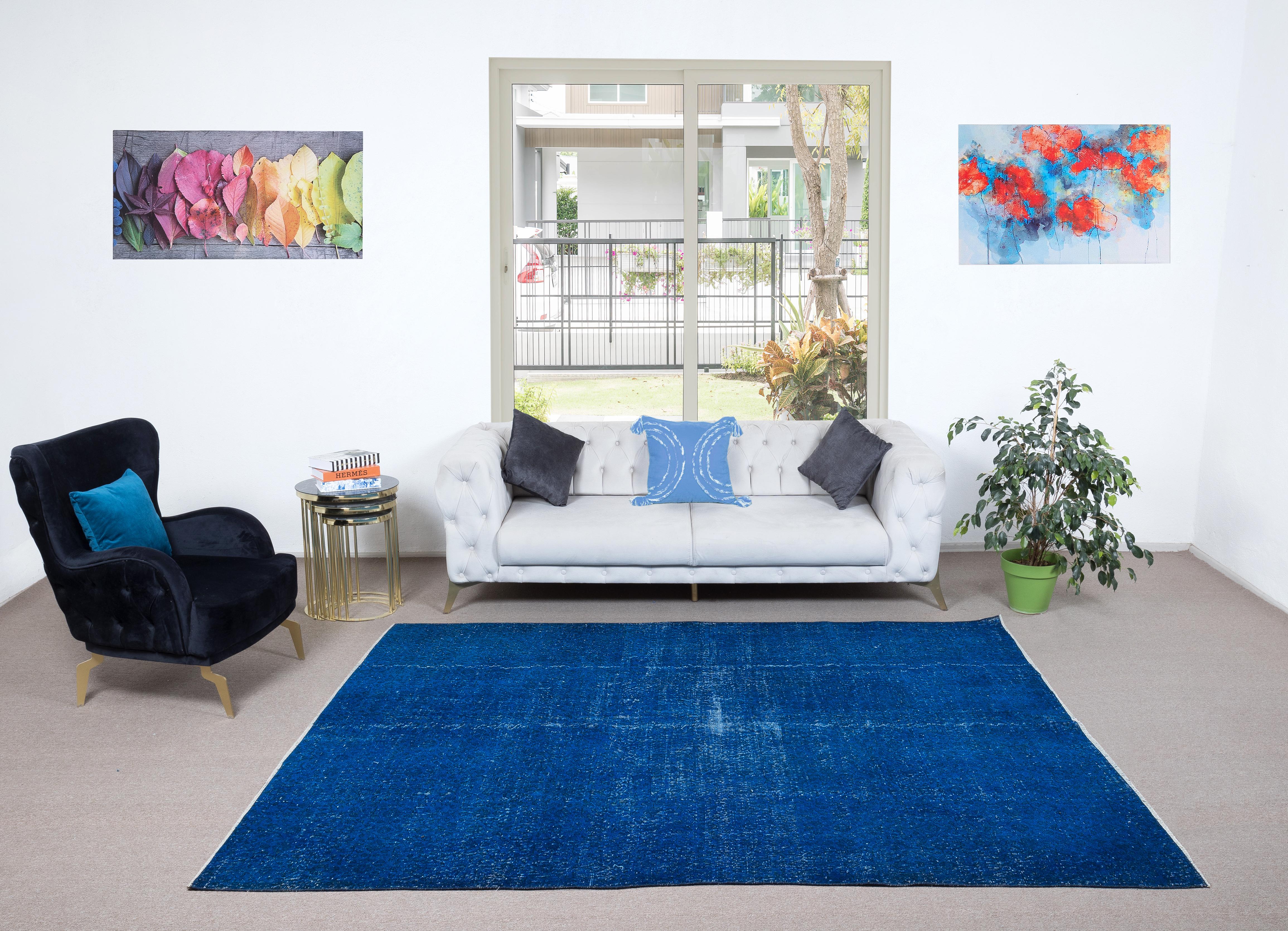 Nuestras alfombras sobreteñidas son todas piezas vintage anudadas a mano que se recrean en nuestro taller para atender a una gama más amplia de opciones de interiorismo, desde moderno a costero, desde industrial a rústico/cottage. Estas alfombras de