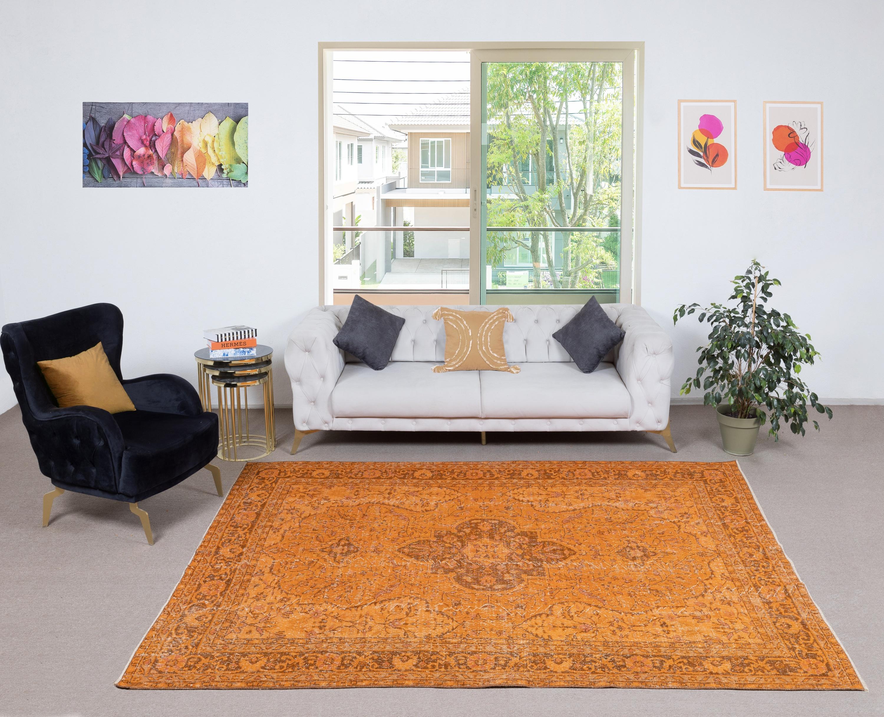 I nostri tappeti sovratinti sono tutti tappeti turchi vintage annodati a mano, accuratamente restaurati e reimmaginati nel nostro laboratorio per adattarsi a un'ampia gamma di stili di arredamento, da quello moderno e minimalista a quello costiero,