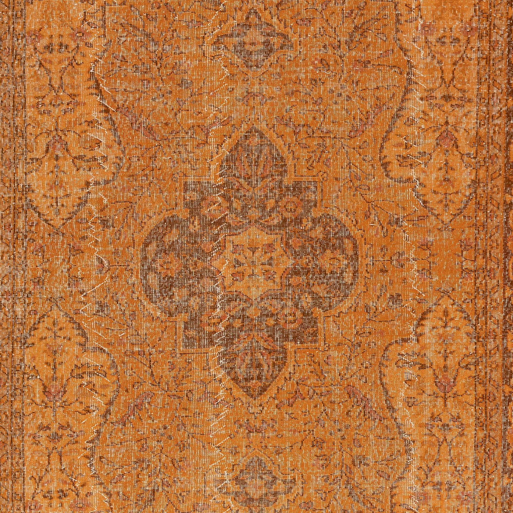 Turco 7x9.4 Ft Tappeto turco fatto a mano. Tappeto vintage tinto di arancione per una casa moderna in vendita