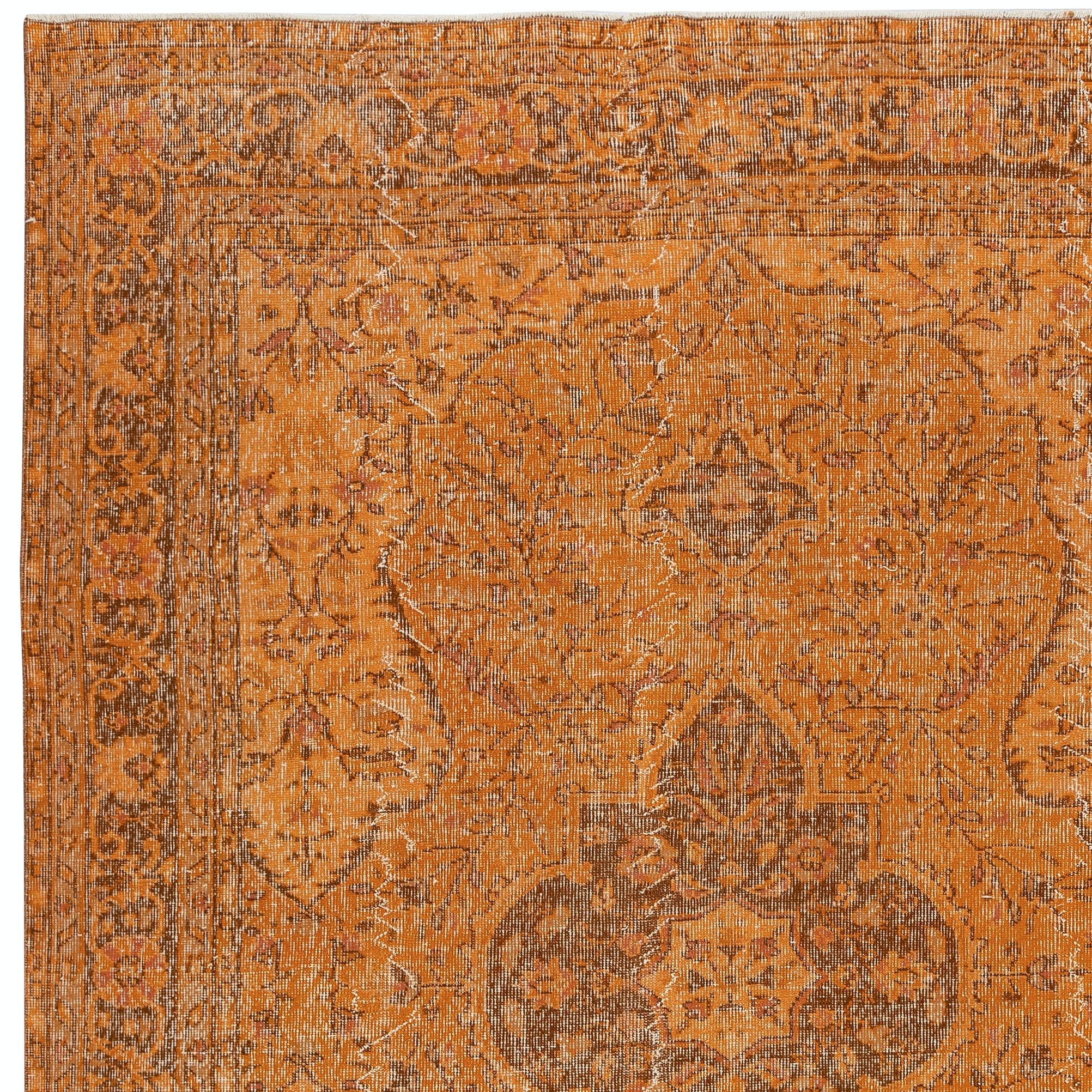 Annodato a mano 7x9.4 Ft Tappeto turco fatto a mano. Tappeto vintage tinto di arancione per una casa moderna in vendita