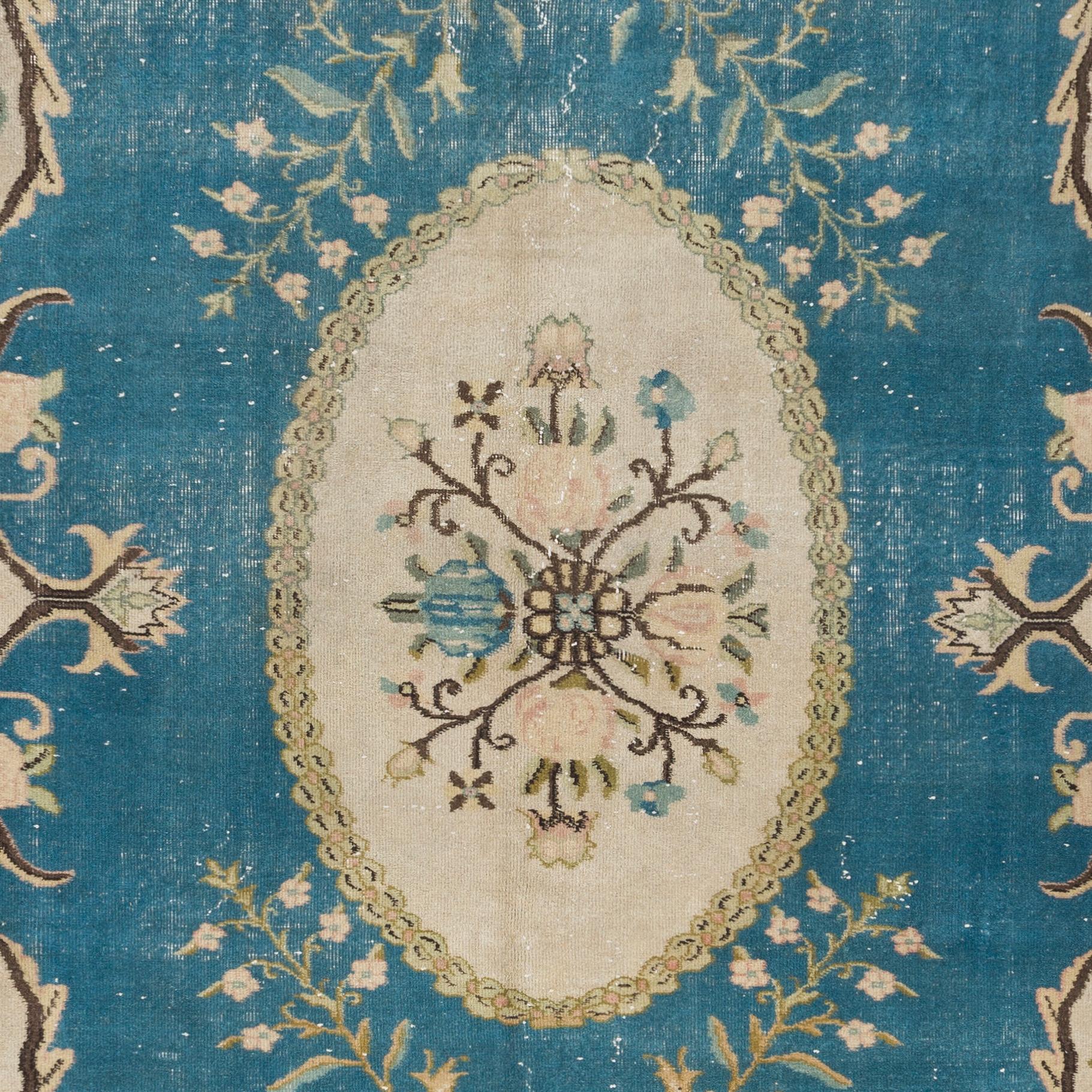 Tapis turc vintage finement noué à la main, datant des années 1960. Le tapis a même des poils bas en laine sur une base en coton. Il est lourd et repose à plat sur le sol, en très bon état et sans problème. Il a été lavé professionnellement. Le