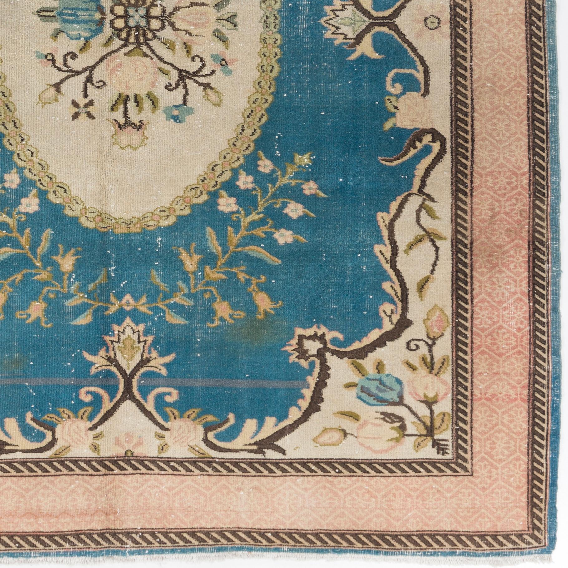 Dekorativer handgeknüpfter 7x9,5 Ft-Teppich. Vintage-Wollteppich im europäischen Design (Türkisch) im Angebot