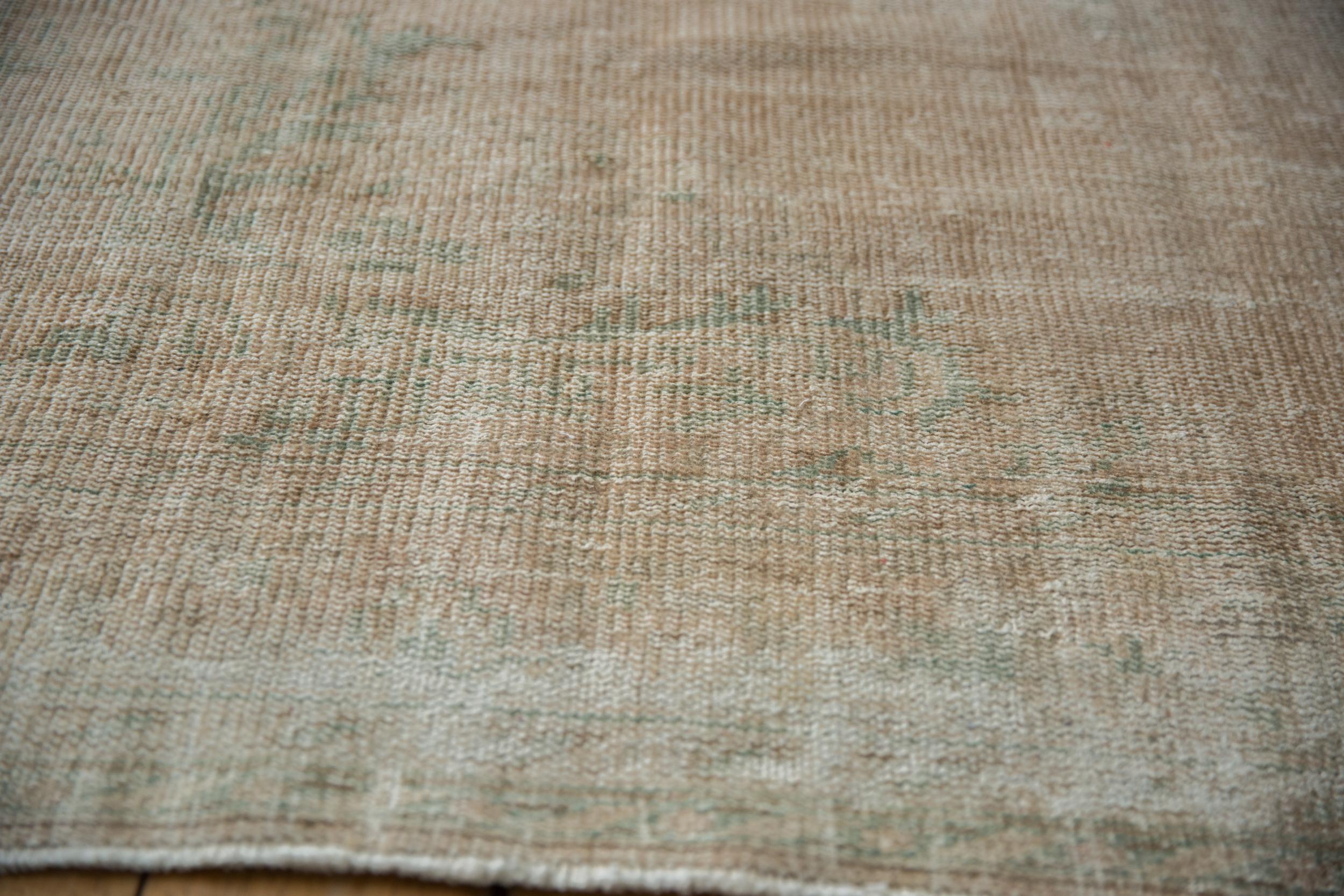 Tapis d'Oushak vintage vieilli en vente 1