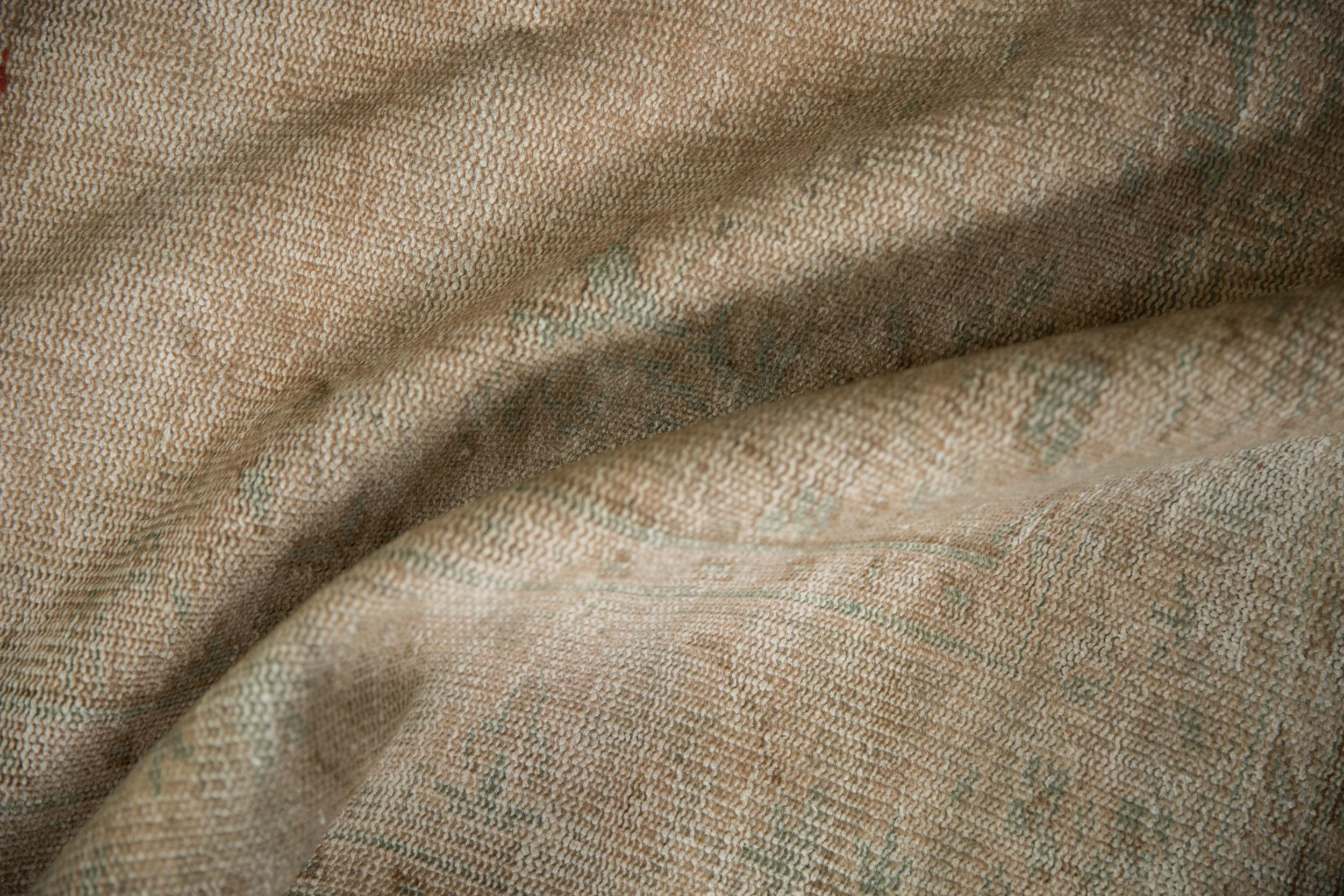 Tapis d'Oushak vintage vieilli en vente 2