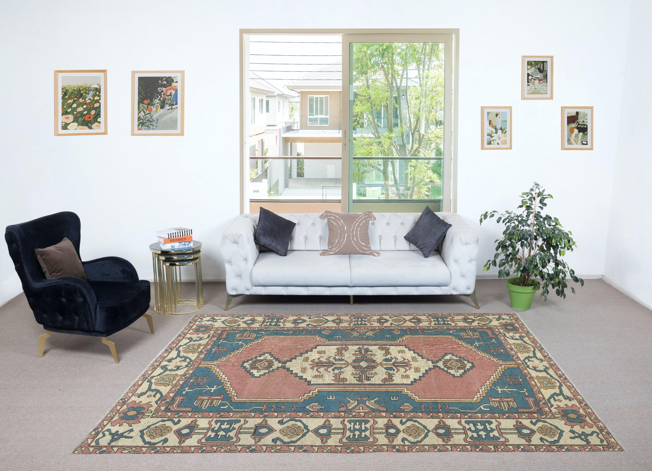 Aggiungi un tocco di eleganza senza tempo alla tua casa con questo tappeto turco vintage annodato a mano, realizzato al 100% in lana pregiata. Questo squisito pezzo cattura l'essenza dell'artigianato tradizionale dell'Anatolia, con motivi intricati
