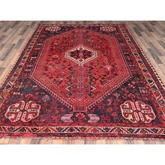 7'x9'7" Roter Vintage-Perserteppich „Shiraz“ mit geometrischem Muster, handgeknüpft aus Wolle