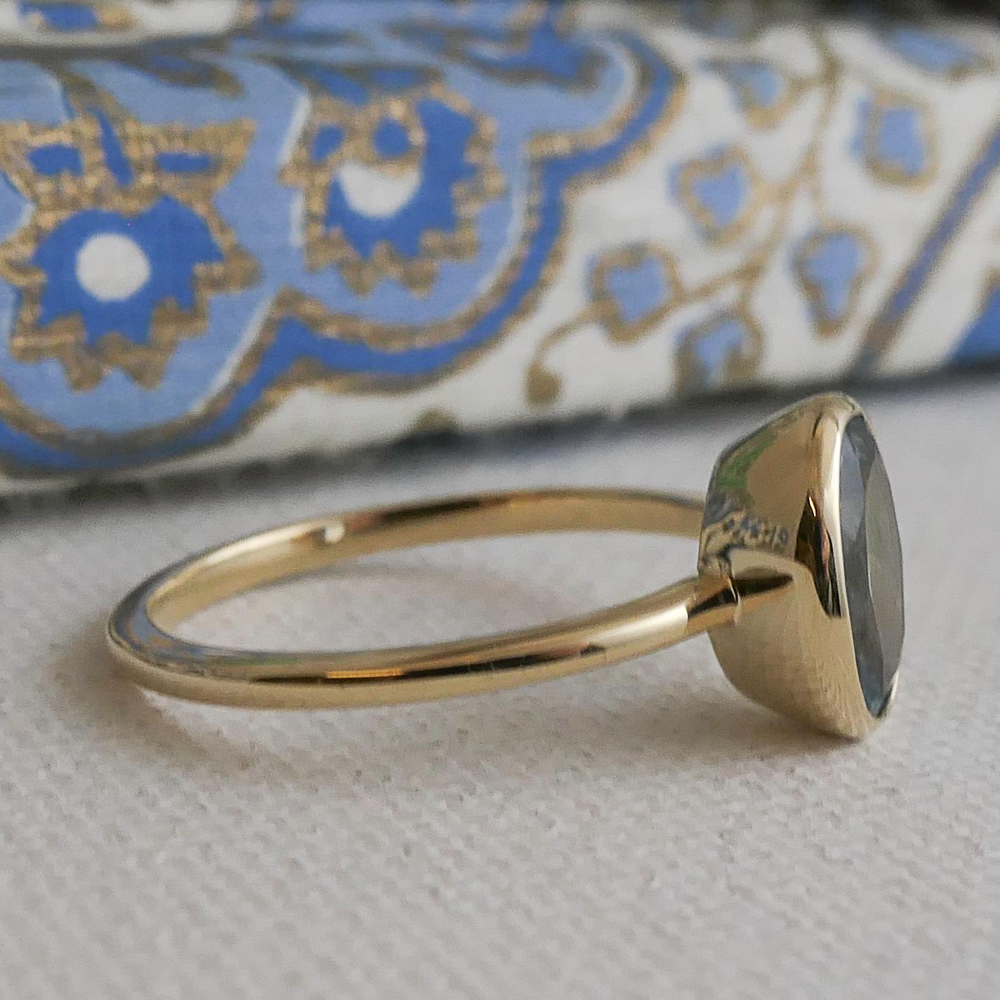 Taille ovale Bague aigue-marine de 7 x 9 mm en or jaune 14 carats - Taille 7 en vente