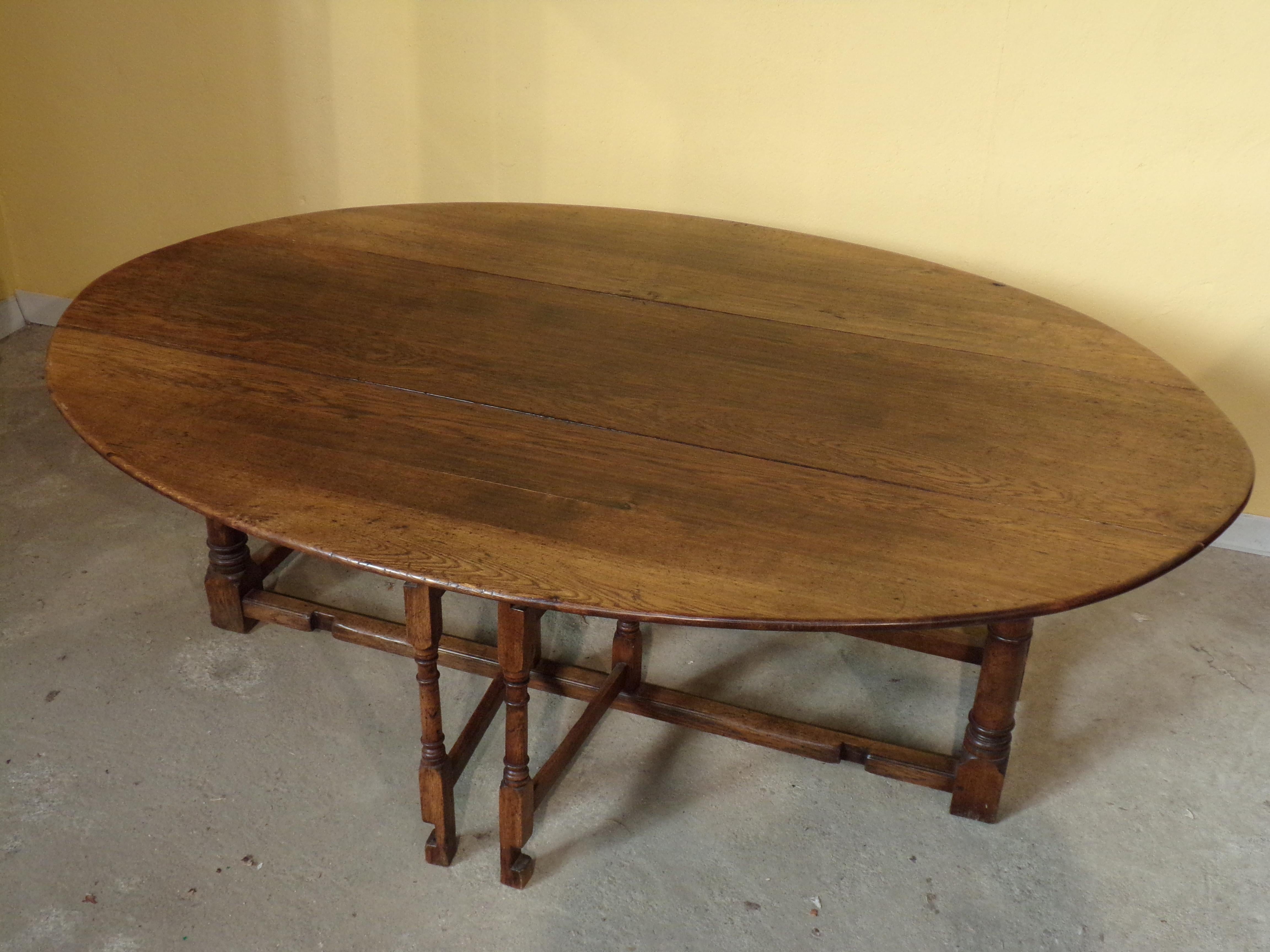 Turned 8-10 Seater Oval English Gateleg Table in Oak For Sale