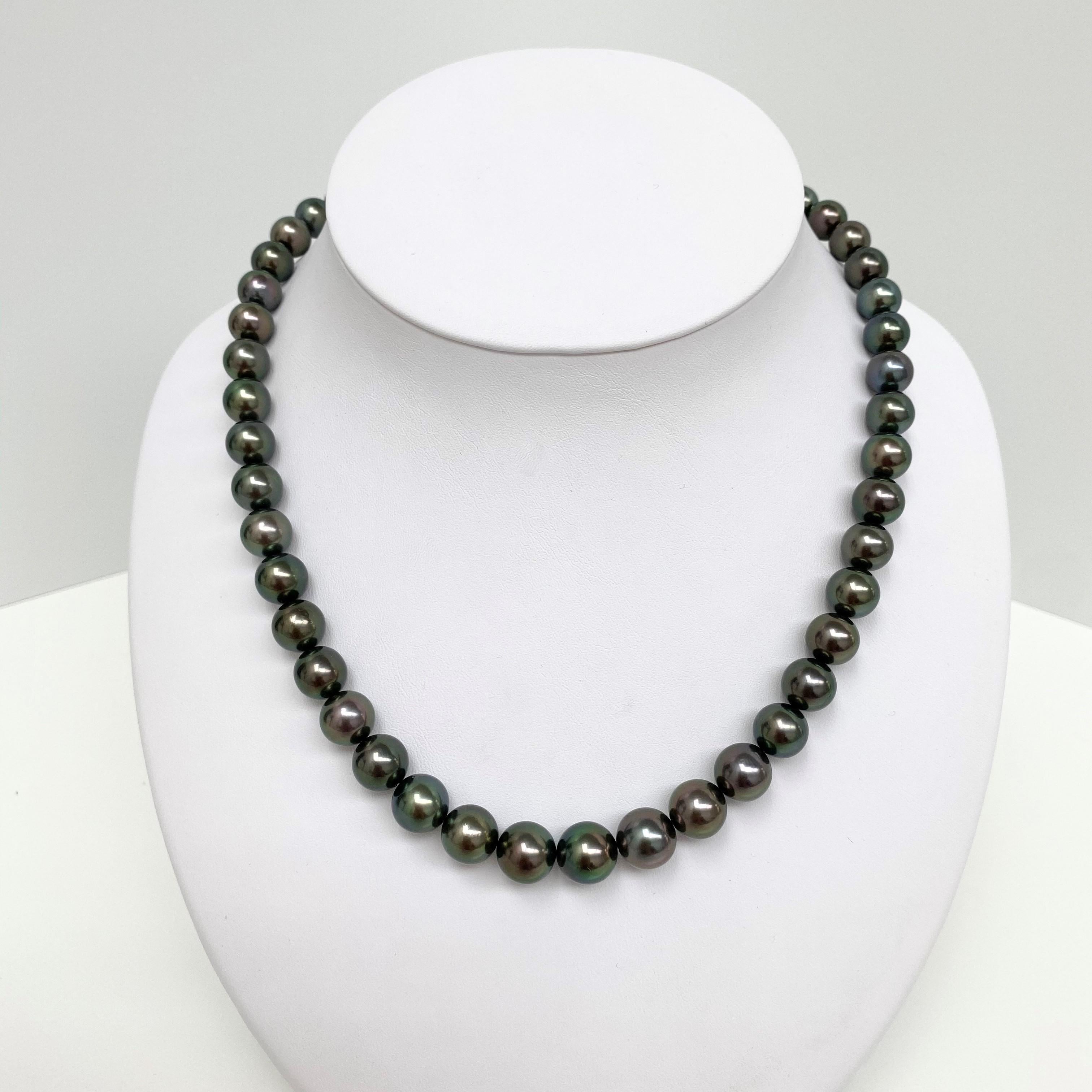 Tahitian Dark Multicolor Round Pearl Necklace with Gold Clasp In New Condition For Sale In LA, CA