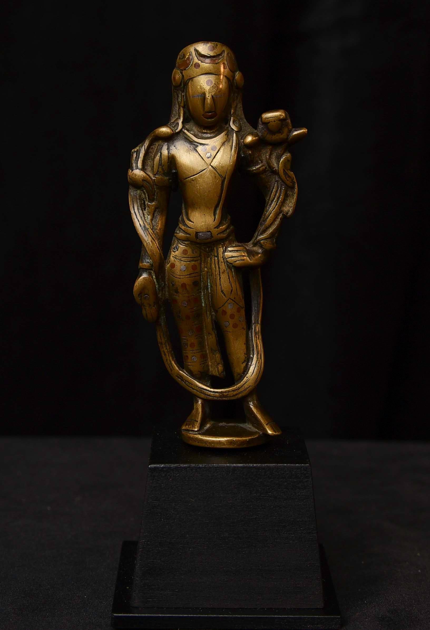 Bodhisattva puissant et rare, probablement du Cachemire ou d'un autre royaume proche. Il comporte un grand nombre d'incrustations, dont la plupart sont conservées (voir les photos).  Il s'agit d'un moulage solide dans un style compatible avec une