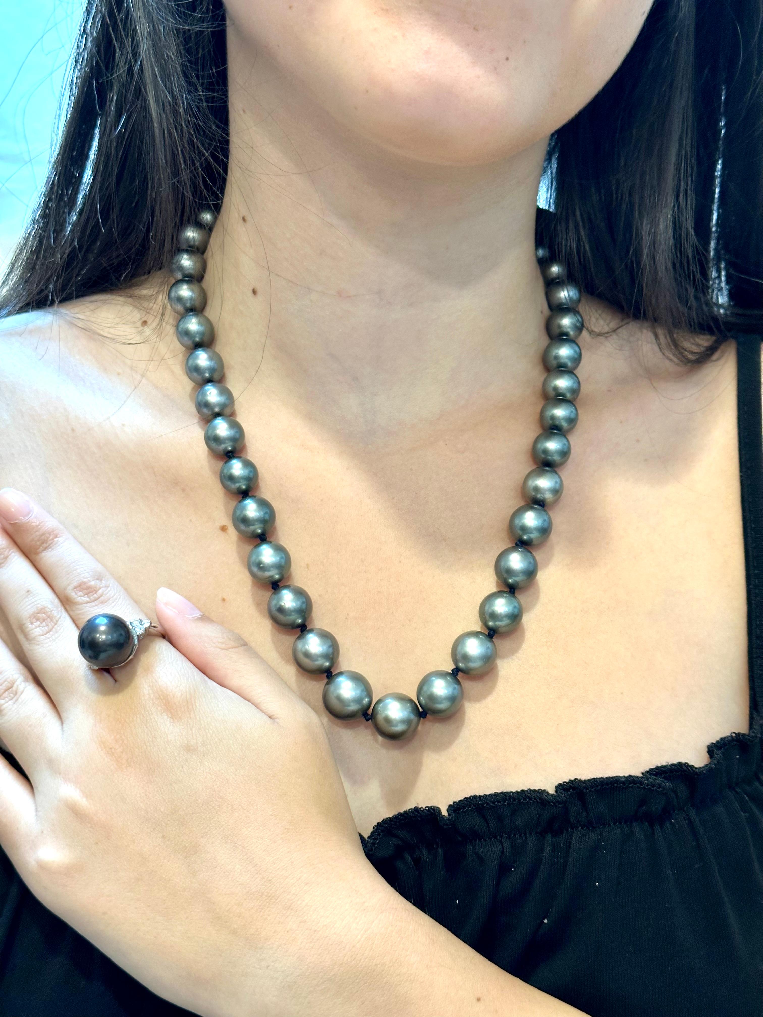 Collier de perles noires graduées de Tahiti de 8 à 11,5 mm avec fermoir en or jaune 18 carats en vente 7