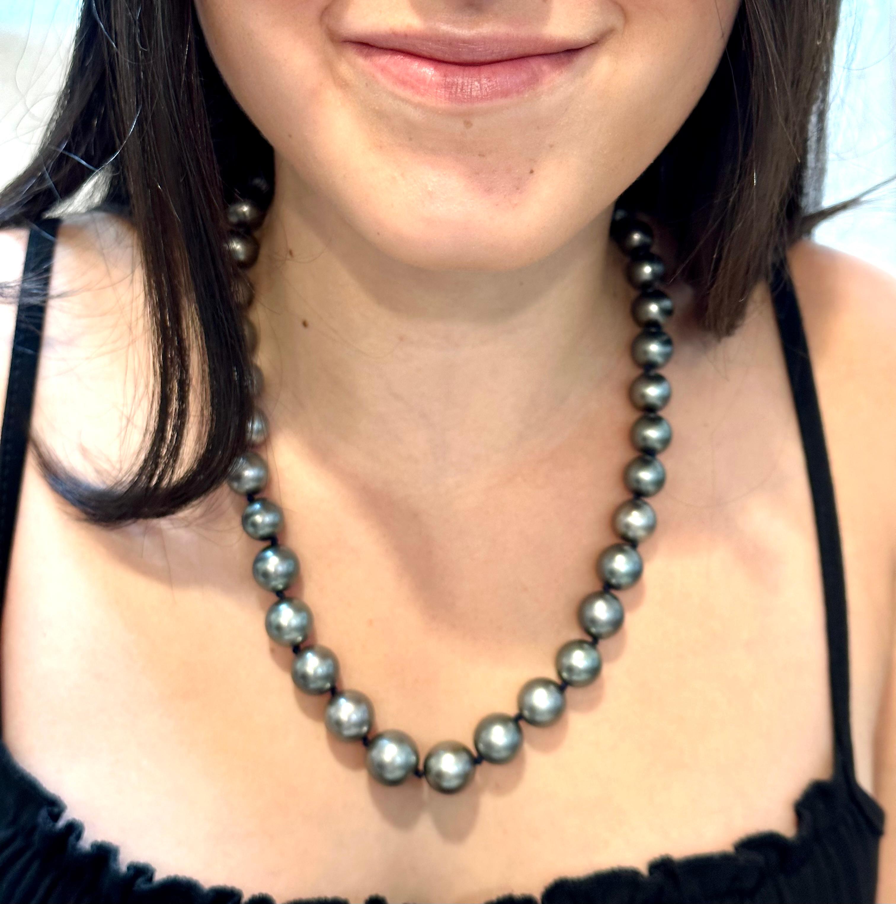 Collier de perles noires graduées de Tahiti de 8 à 11,5 mm avec fermoir en or jaune 18 carats en vente 9