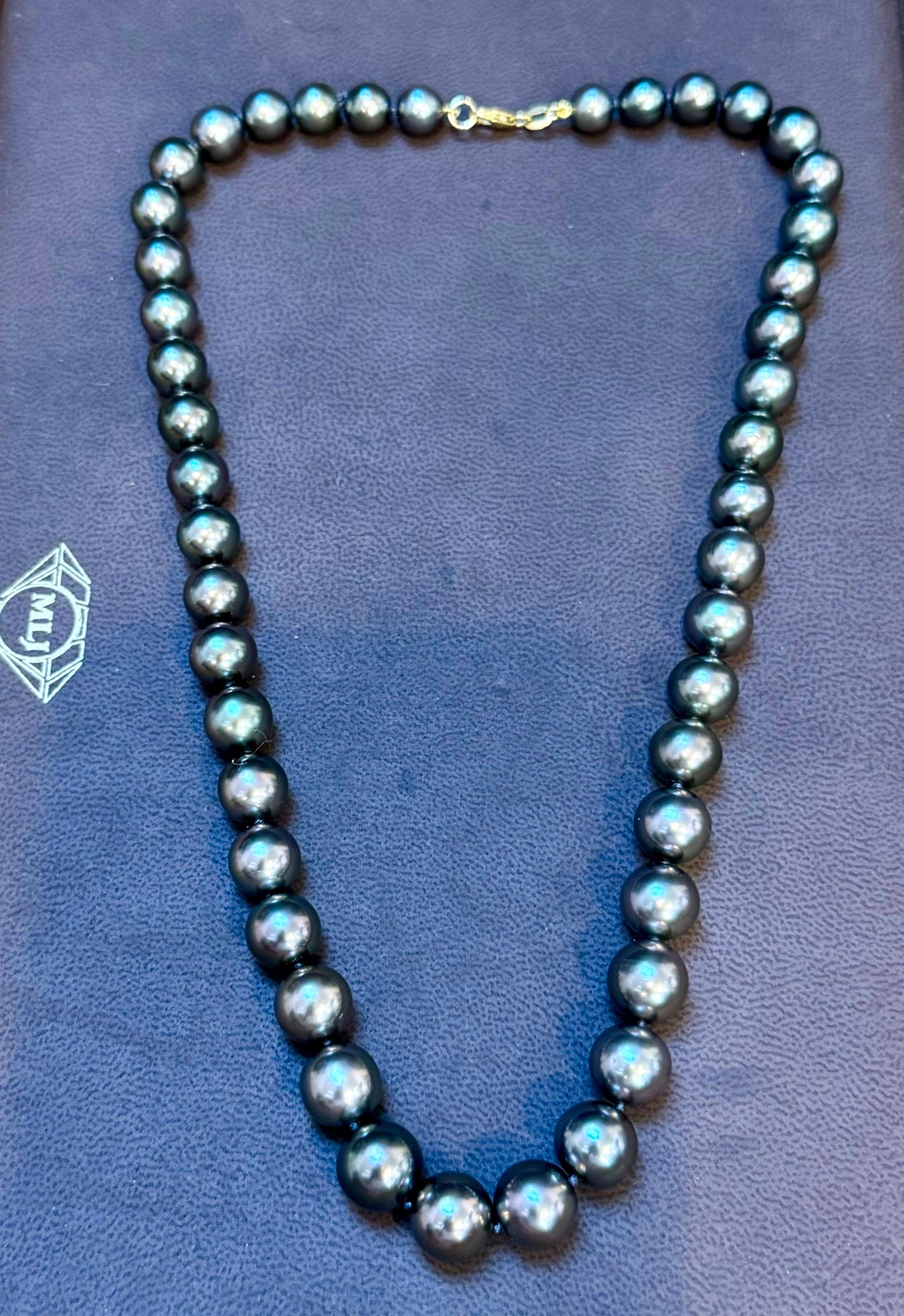 Collier de perles noires graduées de Tahiti de 8 à 11,5 mm avec fermoir en or jaune 18 carats en vente 10