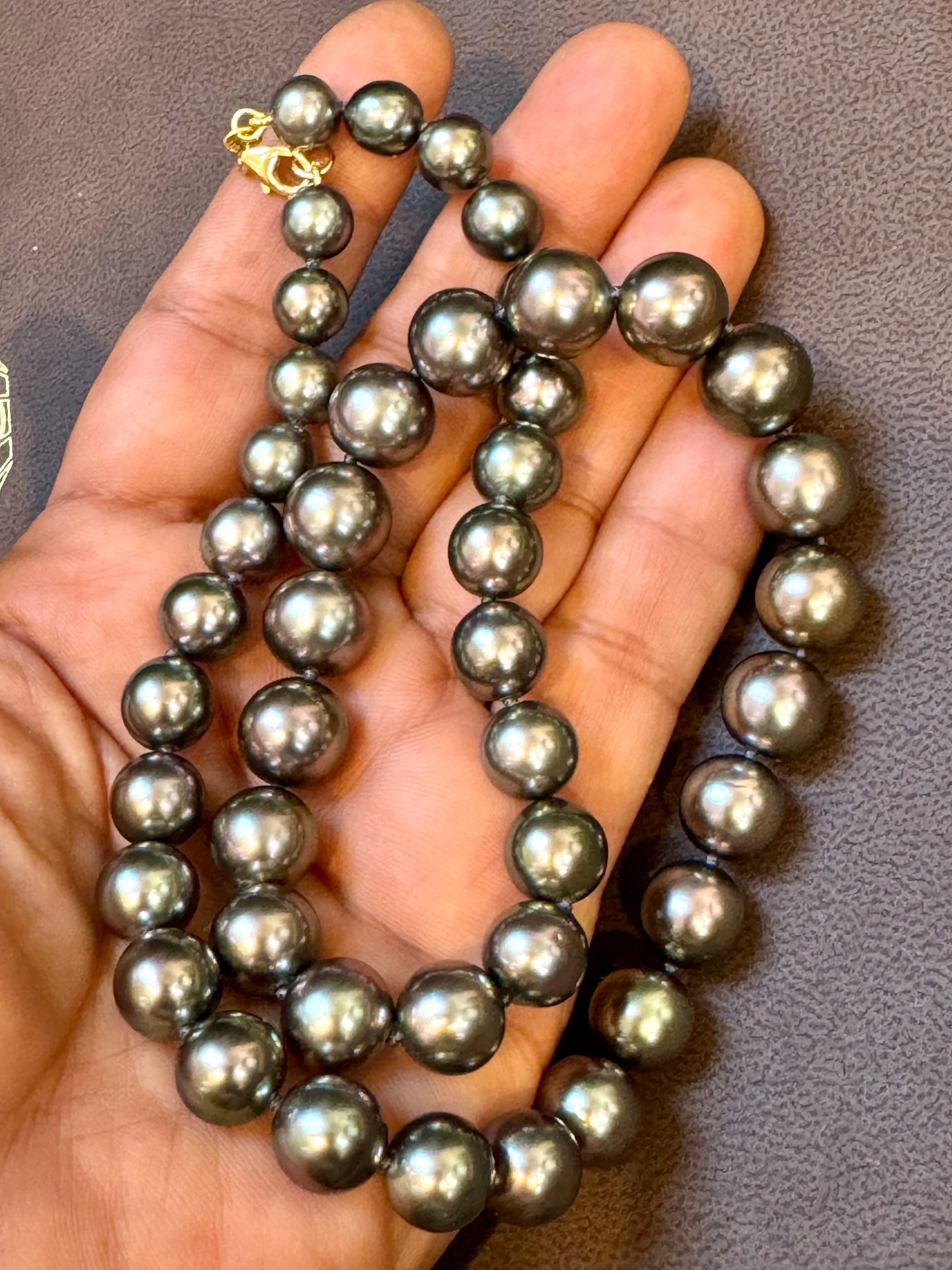 Collier de perles noires graduées de Tahiti de 8 à 11,5 mm avec fermoir en or jaune 18 carats en vente 11