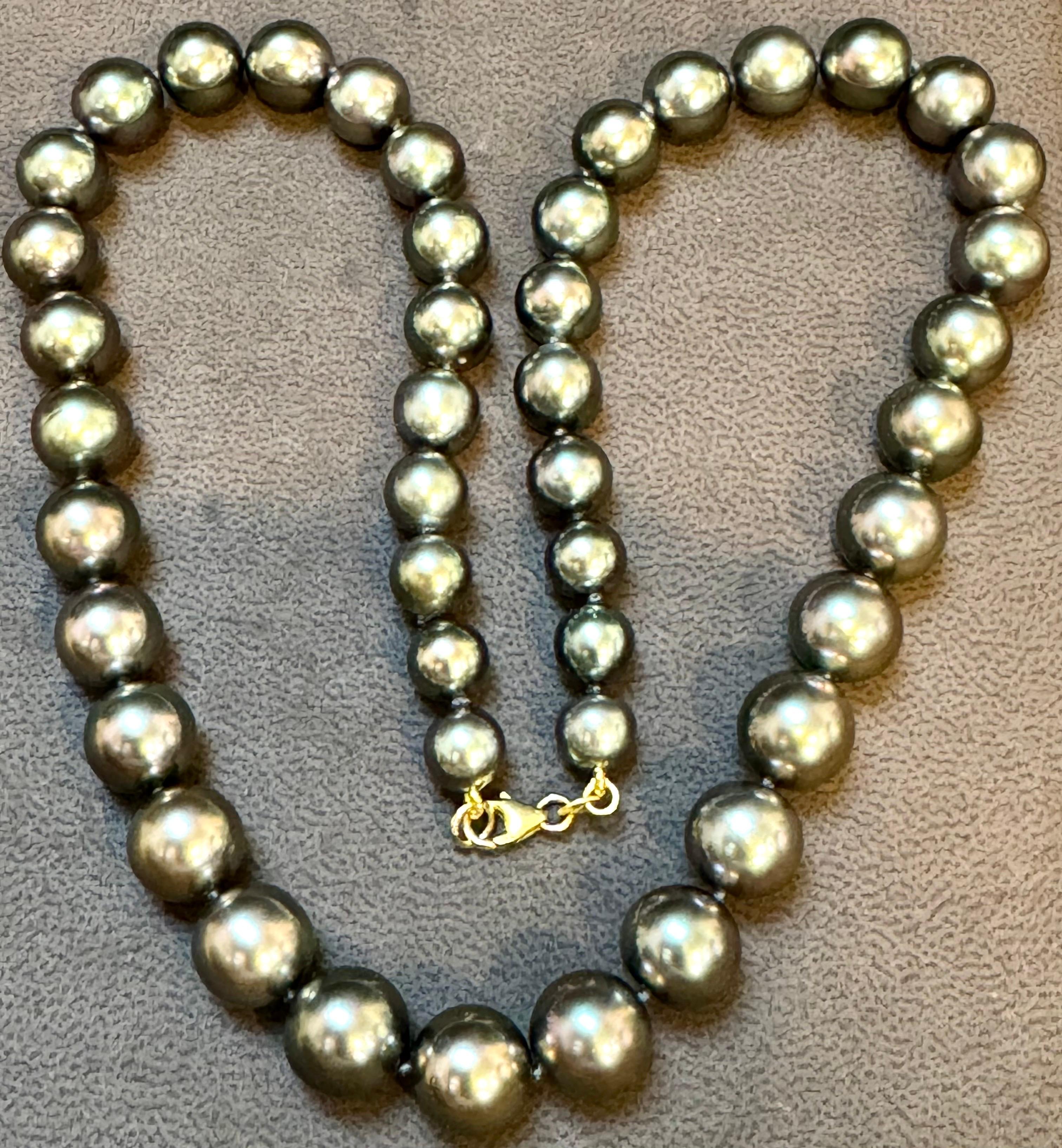 Taille ronde Collier de perles noires graduées de Tahiti de 8 à 11,5 mm avec fermoir en or jaune 18 carats en vente