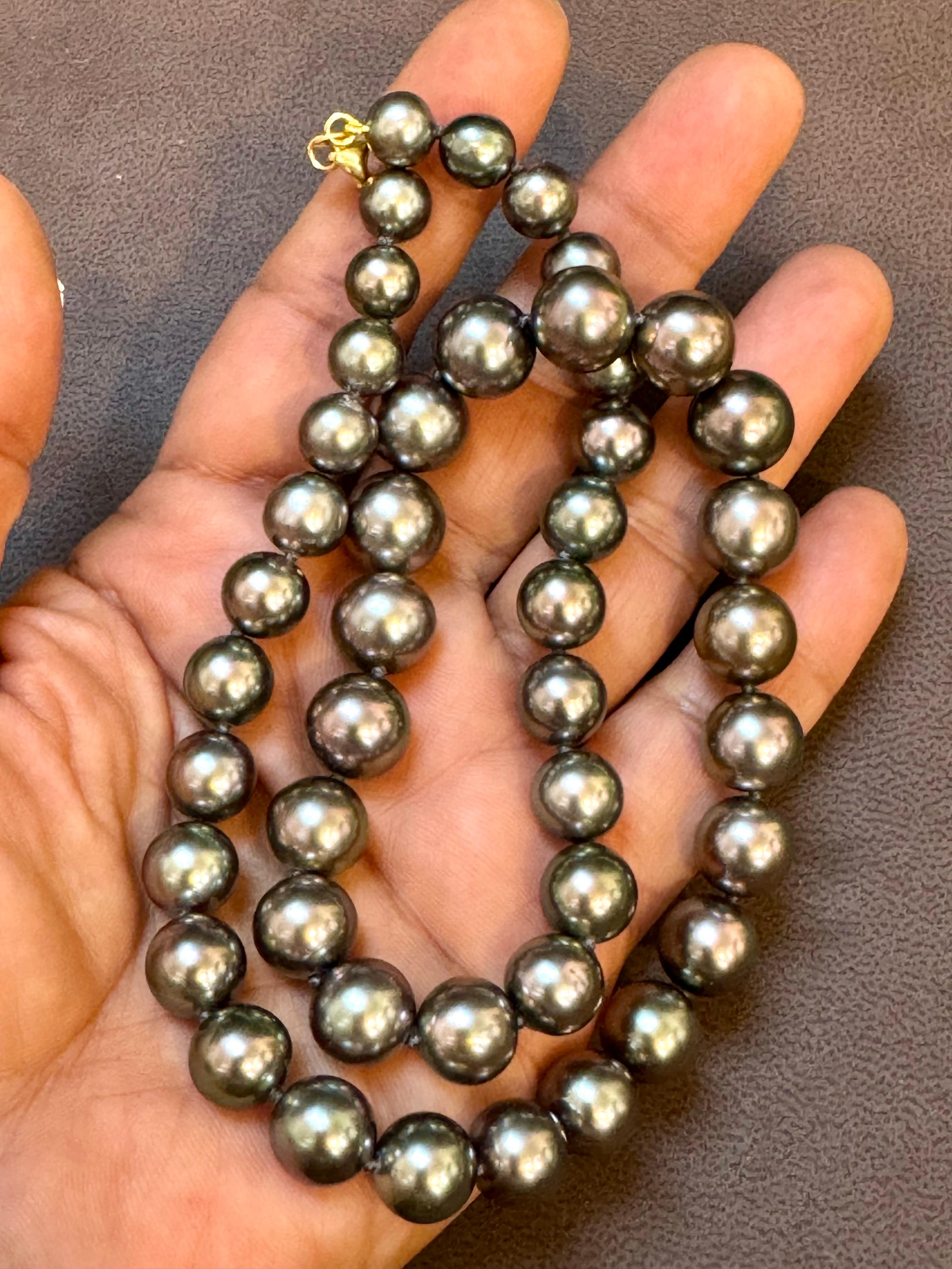 Collier de perles noires graduées de Tahiti de 8 à 11,5 mm avec fermoir en or jaune 18 carats Excellent état - En vente à New York, NY