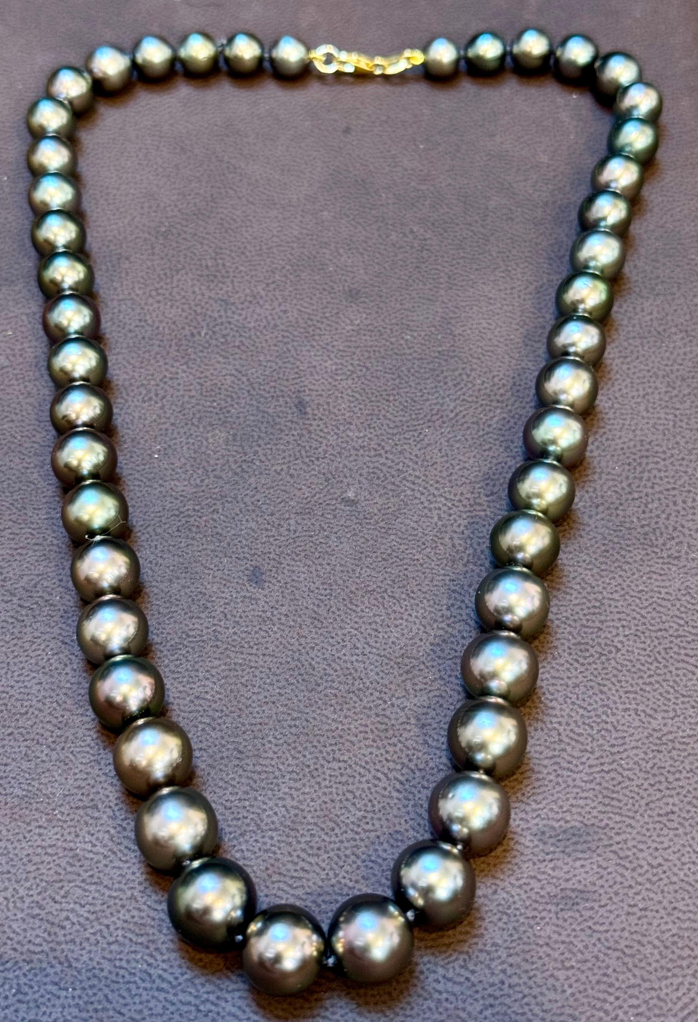 Collier de perles noires graduées de Tahiti de 8 à 11,5 mm avec fermoir en or jaune 18 carats en vente 1