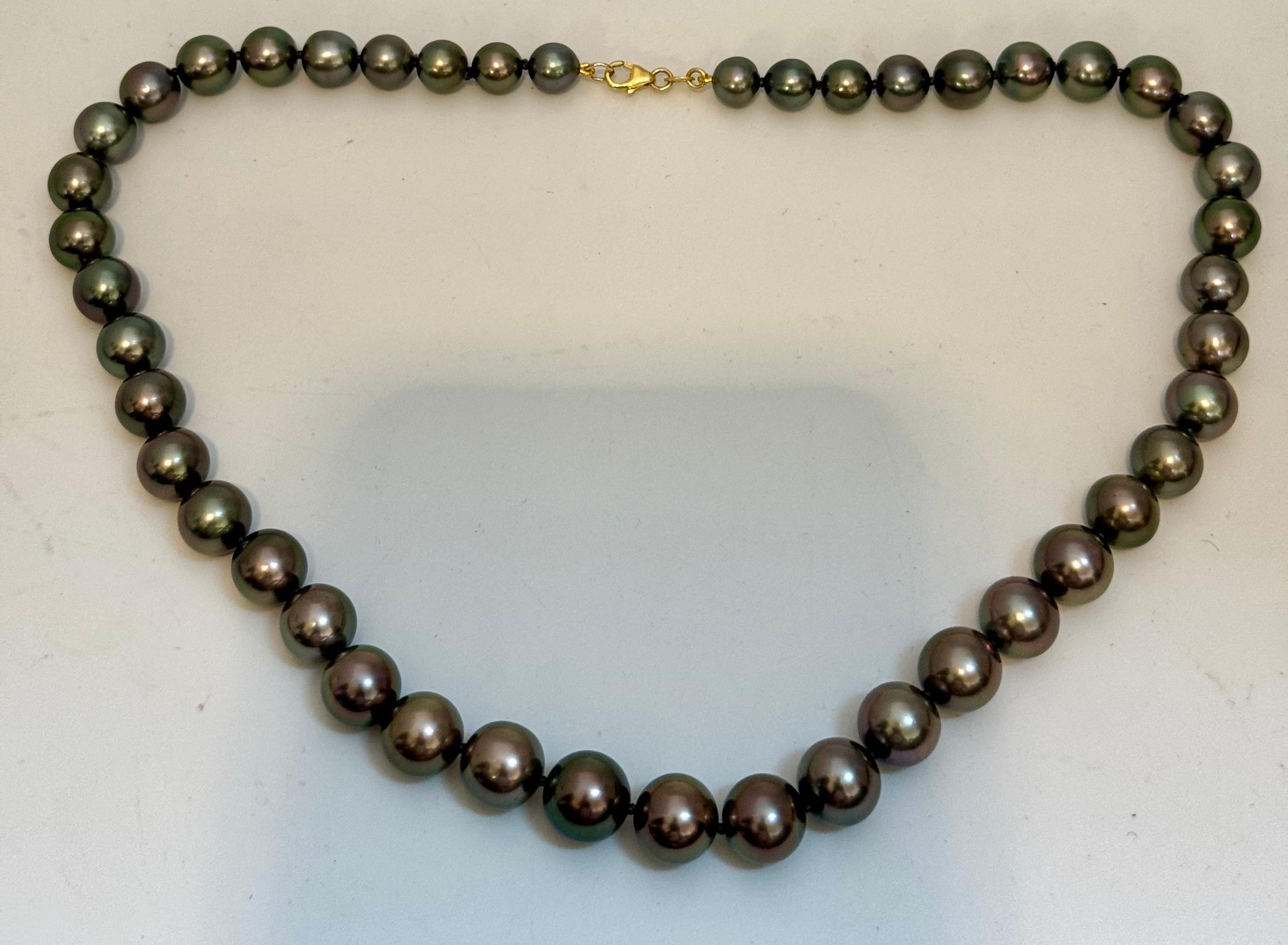 Collier de perles noires graduées de Tahiti de 8 à 11,5 mm avec fermoir en or jaune 18 carats en vente 2