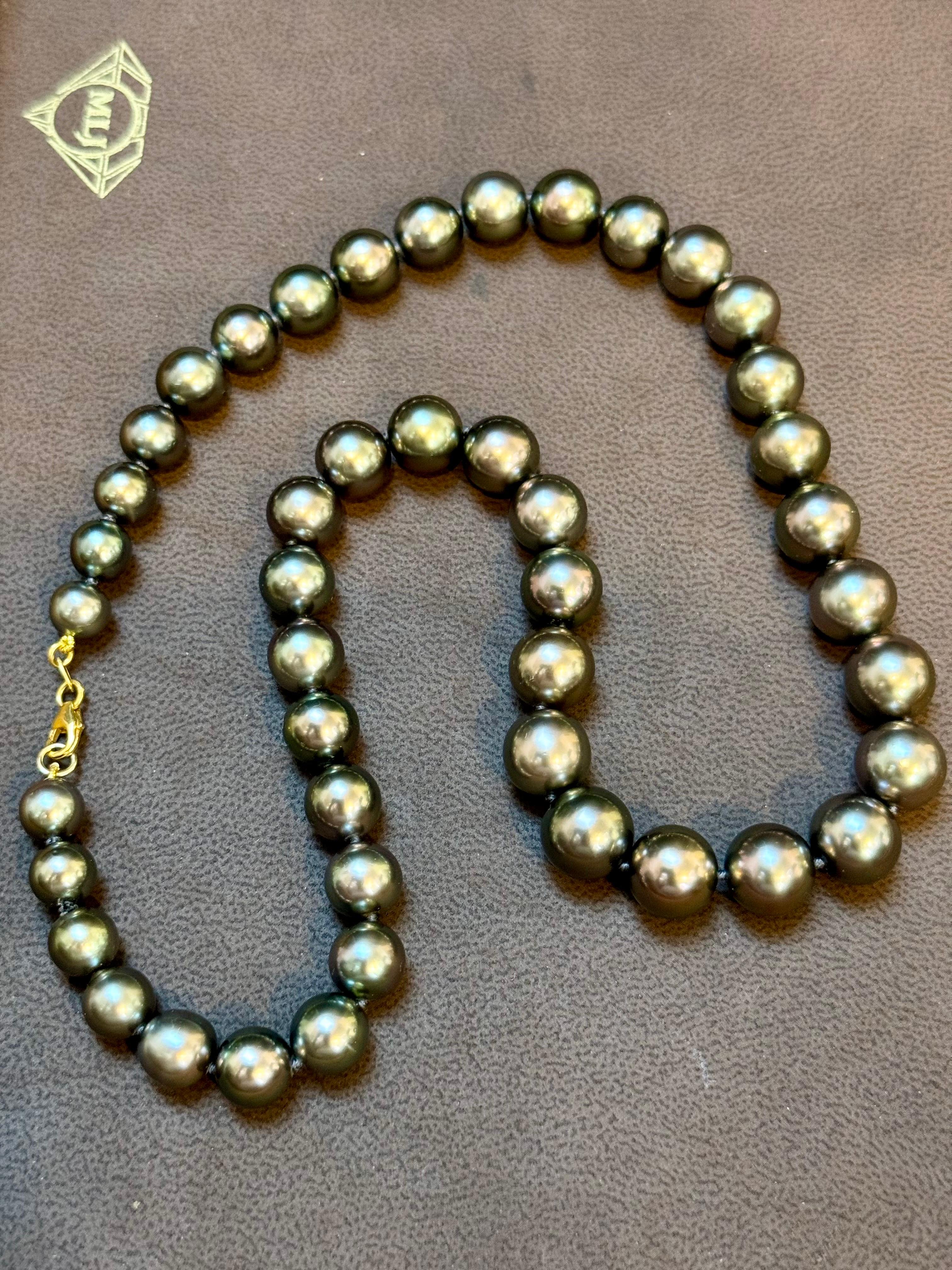 Collier de perles noires graduées de Tahiti de 8 à 11,5 mm avec fermoir en or jaune 18 carats en vente 3