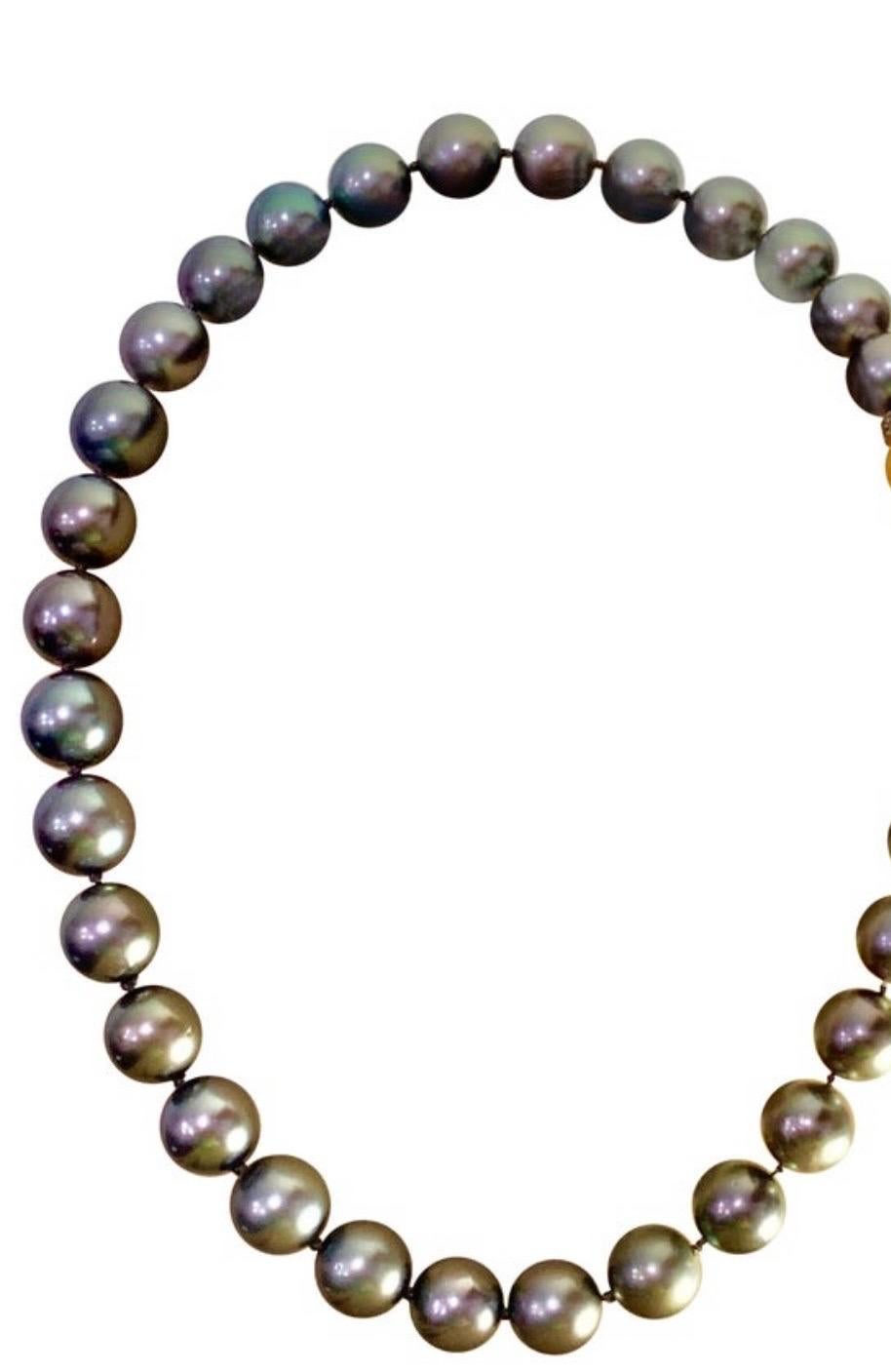 Collier de perles noires graduées de Tahiti de 8 à 11,5 mm avec fermoir en or jaune 18 carats en vente 4