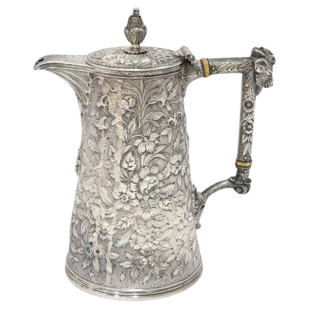 8 3/8" Münze Silber S. Kirk & Son Antike 1890-1896 Floral Repousse Chocolate Pot im Angebot