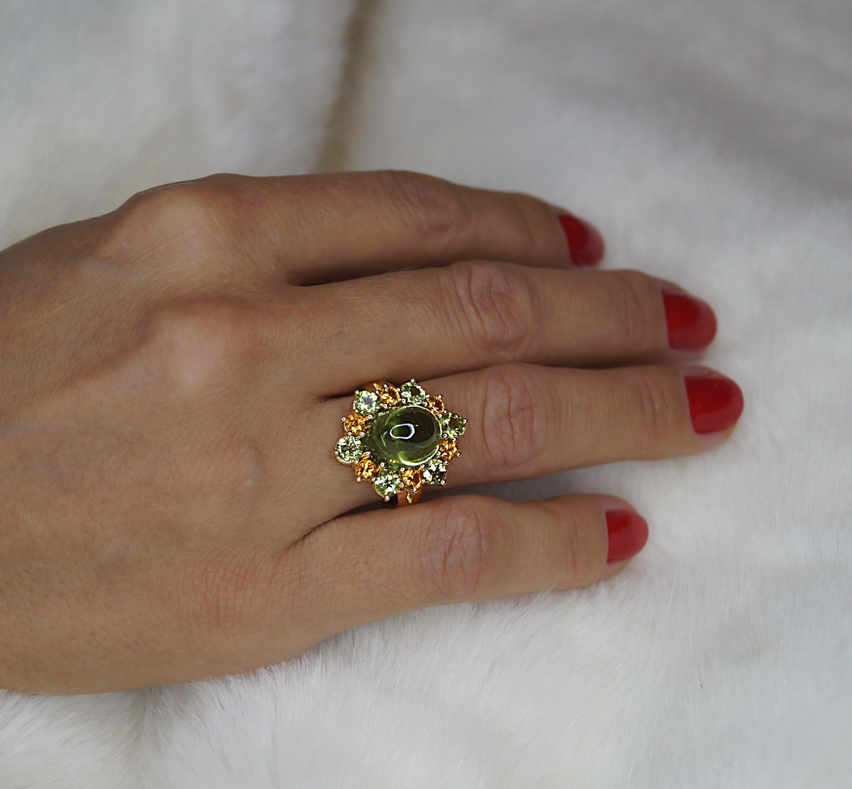 Taille cabochon 8, 4 ct. Bague en or 18k avec tourmaline verte, péridot et saphirs orange en vente