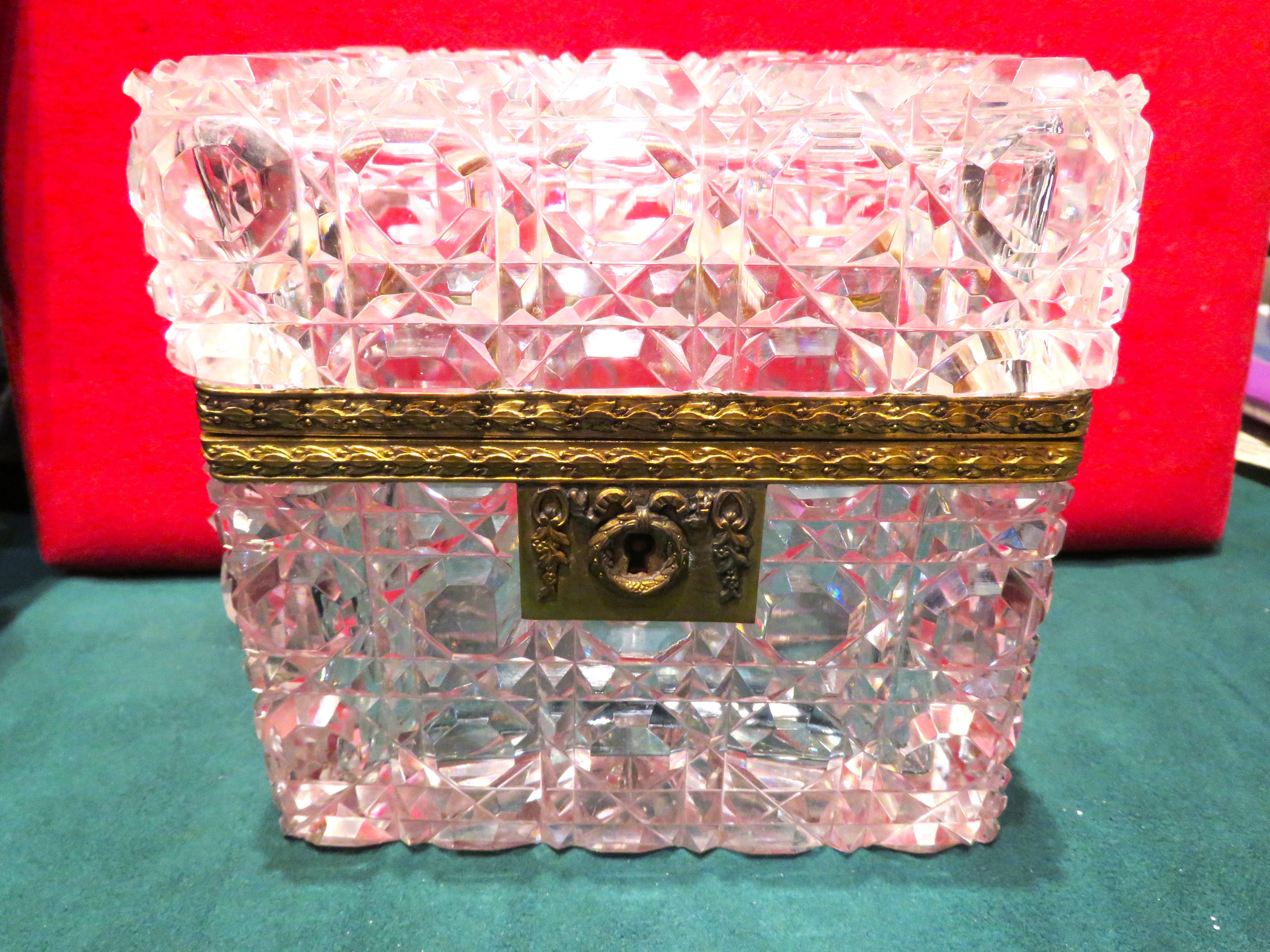Rare et magnifique boîte à couvercle à charnière en cristal français de style Bacarrat du 19e siècle. Boîte en cristal taillé montée sur bronze doré. Le couvercle rectangulaire à charnière et les côtés sont centrés sur des bandes profondément