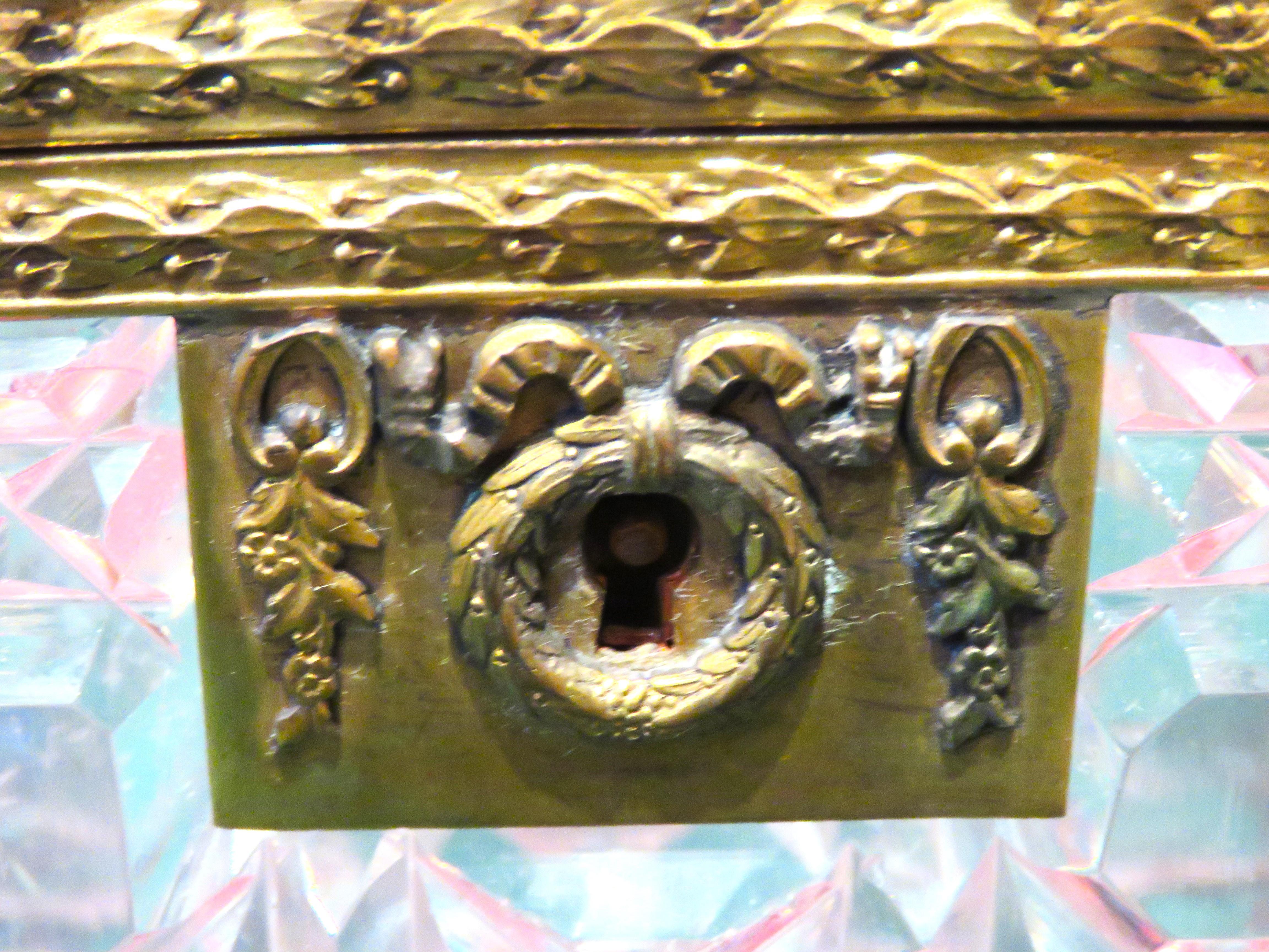 8, 500 Französisch 19. Jahrhundert Schweres handgeschliffenes klares Kristallglas Bronze Mount Box Damen im Angebot