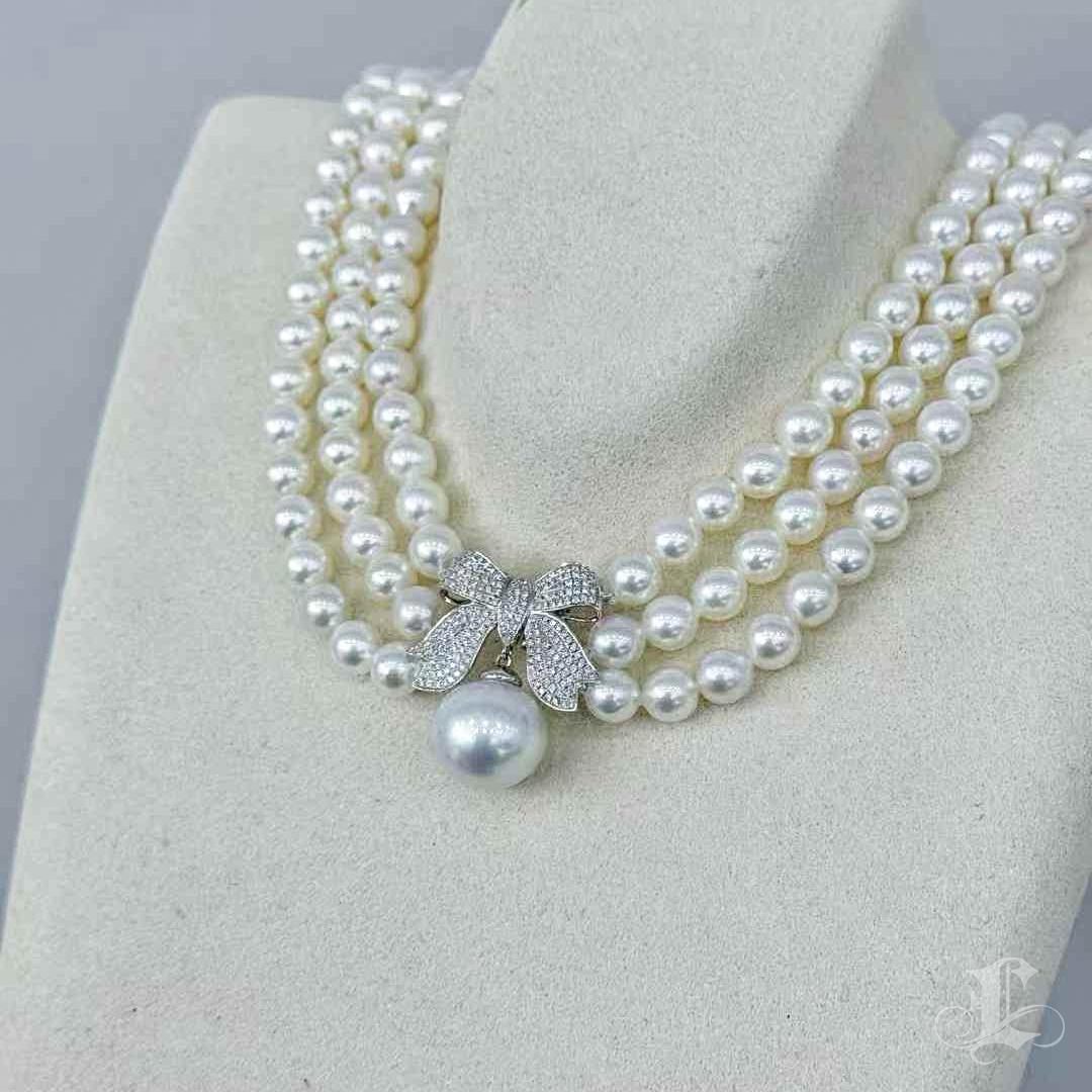 Crown Radiance】Aurora Akoya Perle Dreifach-Strang Halskette mit Diamant Bogen Verschluss im Zustand „Neu“ im Angebot in New York, NY