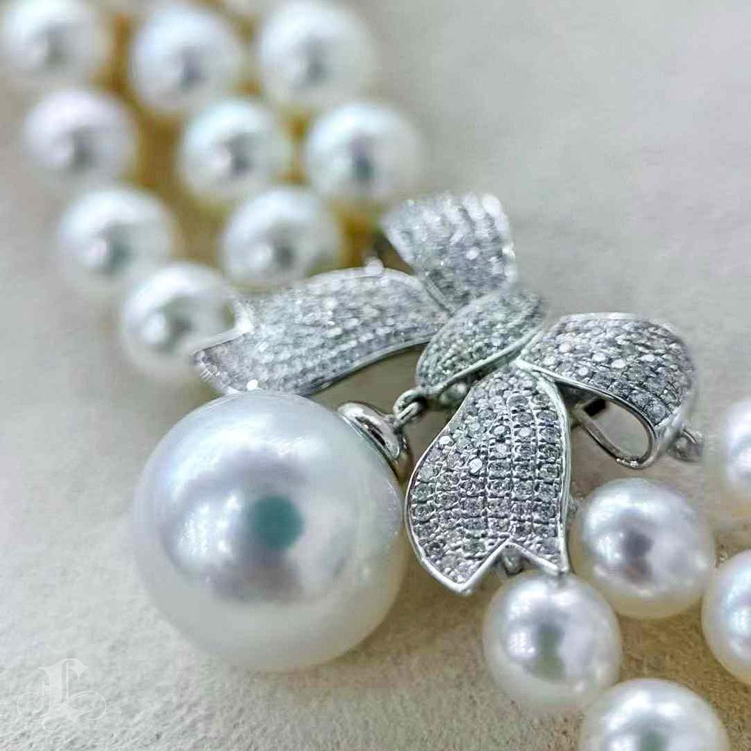 Crown Radiance】Aurora Akoya Perle Dreifach-Strang Halskette mit Diamant Bogen Verschluss Damen im Angebot