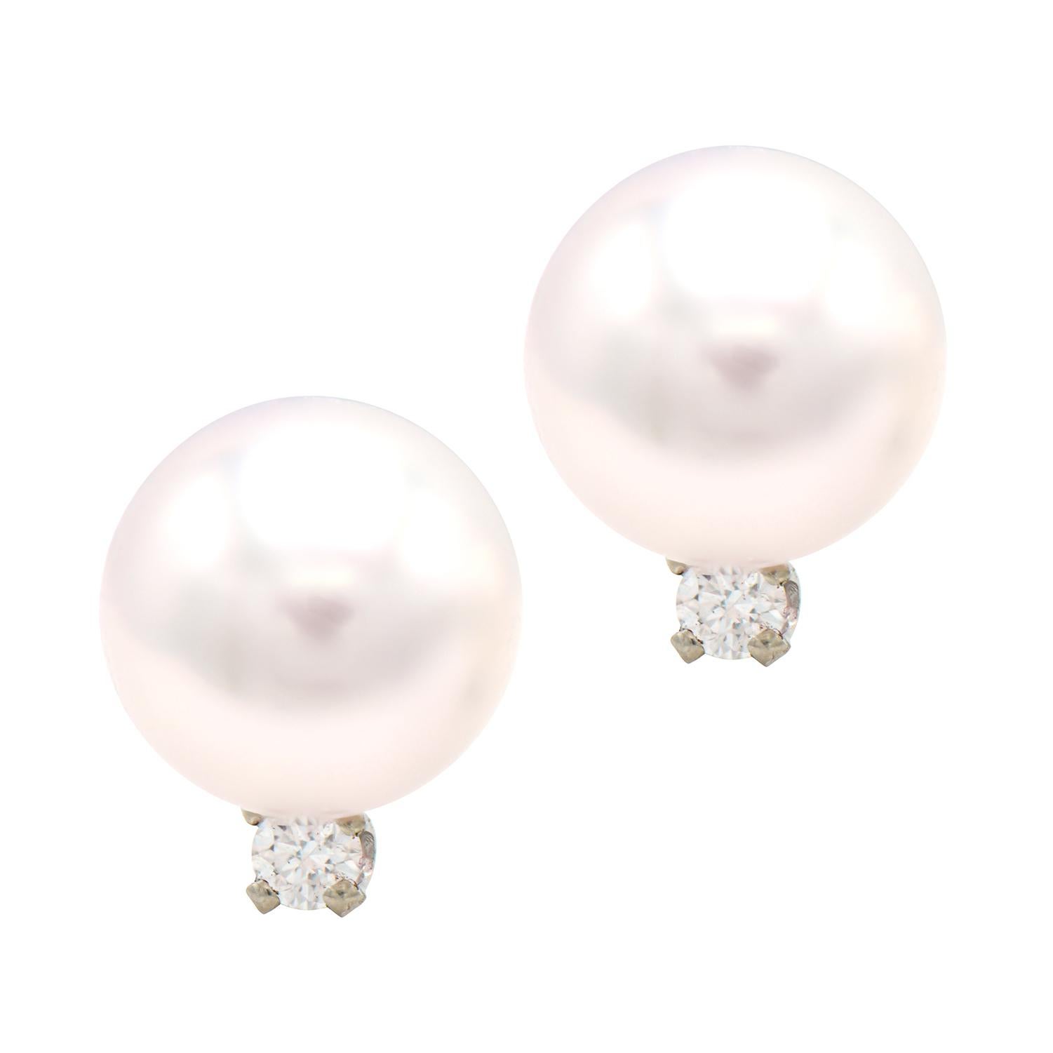 Taglio rotondo Orecchino con perla coltivata bianca da 8-8,5 mm e diamante in oro bianco 14 carati in vendita