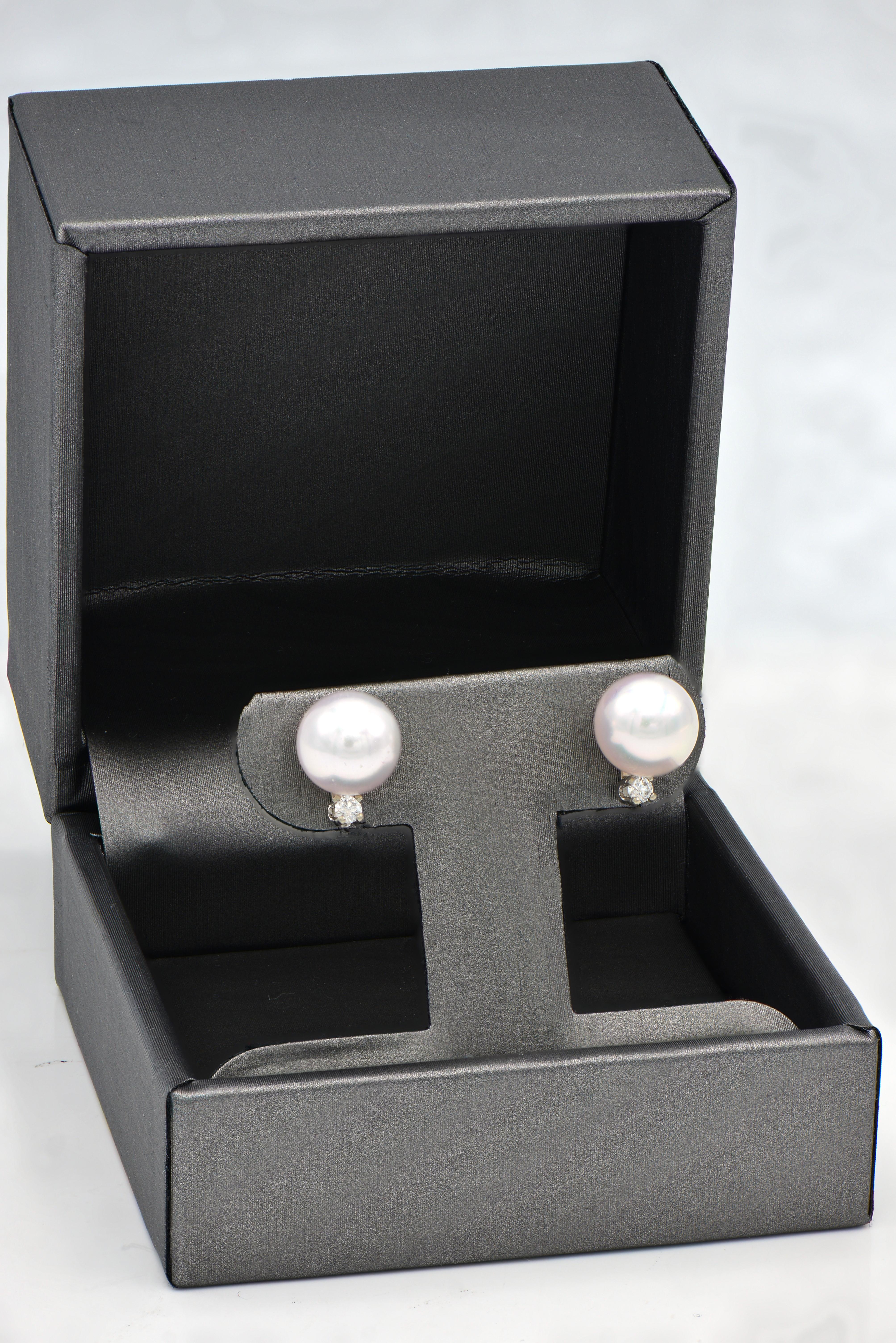 Donna Orecchino con perla coltivata bianca da 8-8,5 mm e diamante in oro bianco 14 carati in vendita