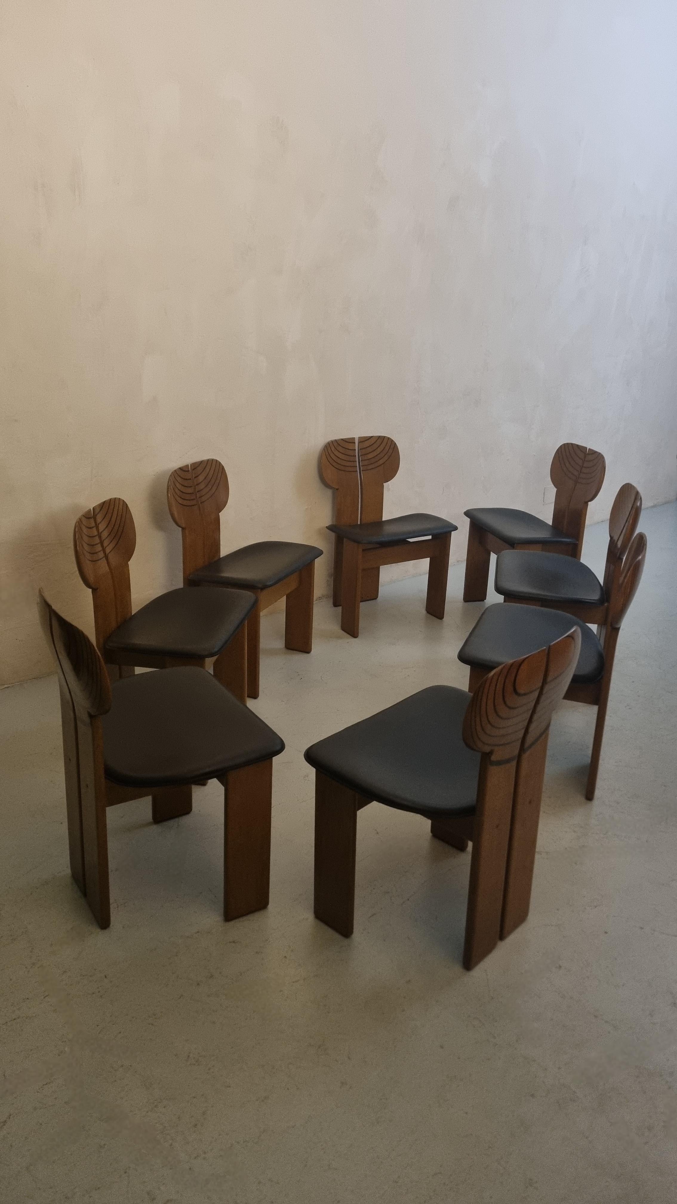 Set of 8 chairs mod. Africa designed by Afra and Tobia Scarpa for Maxalto in 1974.
Walnut wood frame, brass, wood of different woods,
bent plywood seat, leather, excellent condition.

The whole set has been carefully restored to the highest quality