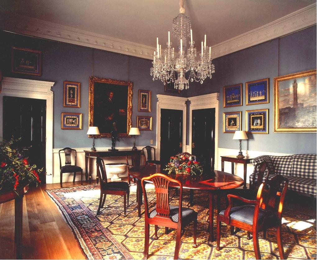 Royal House Antiques

Royal House Antiques a le plaisir d'offrir à la vente cette magnifique suite de chaises à manger en acajou de style George Hepplewhite de Spencer House qui a été construit pour la famille Spencer entre 1756-1766 pour John, le