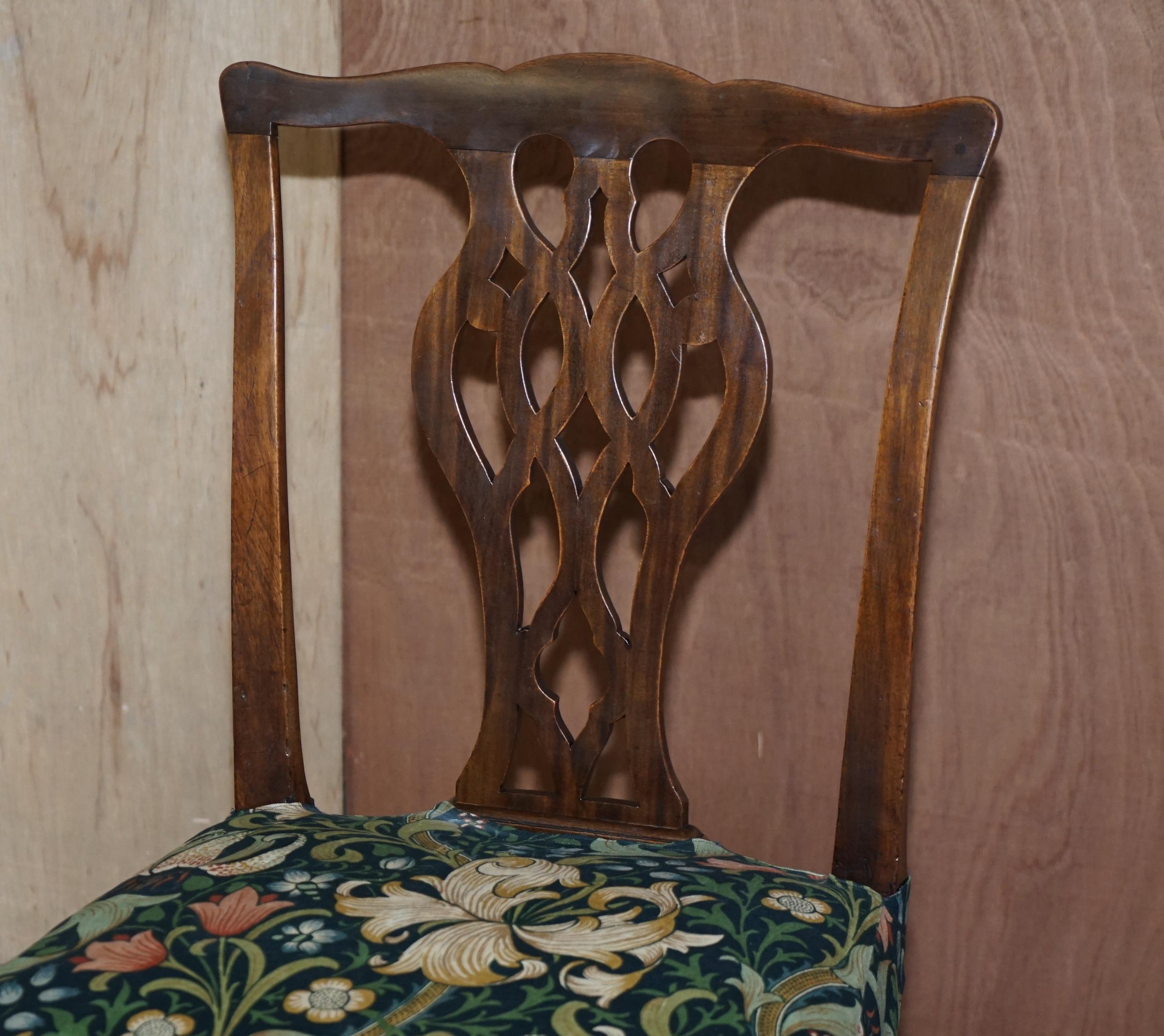 Fait main 8 Anciennes chaises de salle à manger George III circa 1830 Thomas Chippendale William Morris en vente