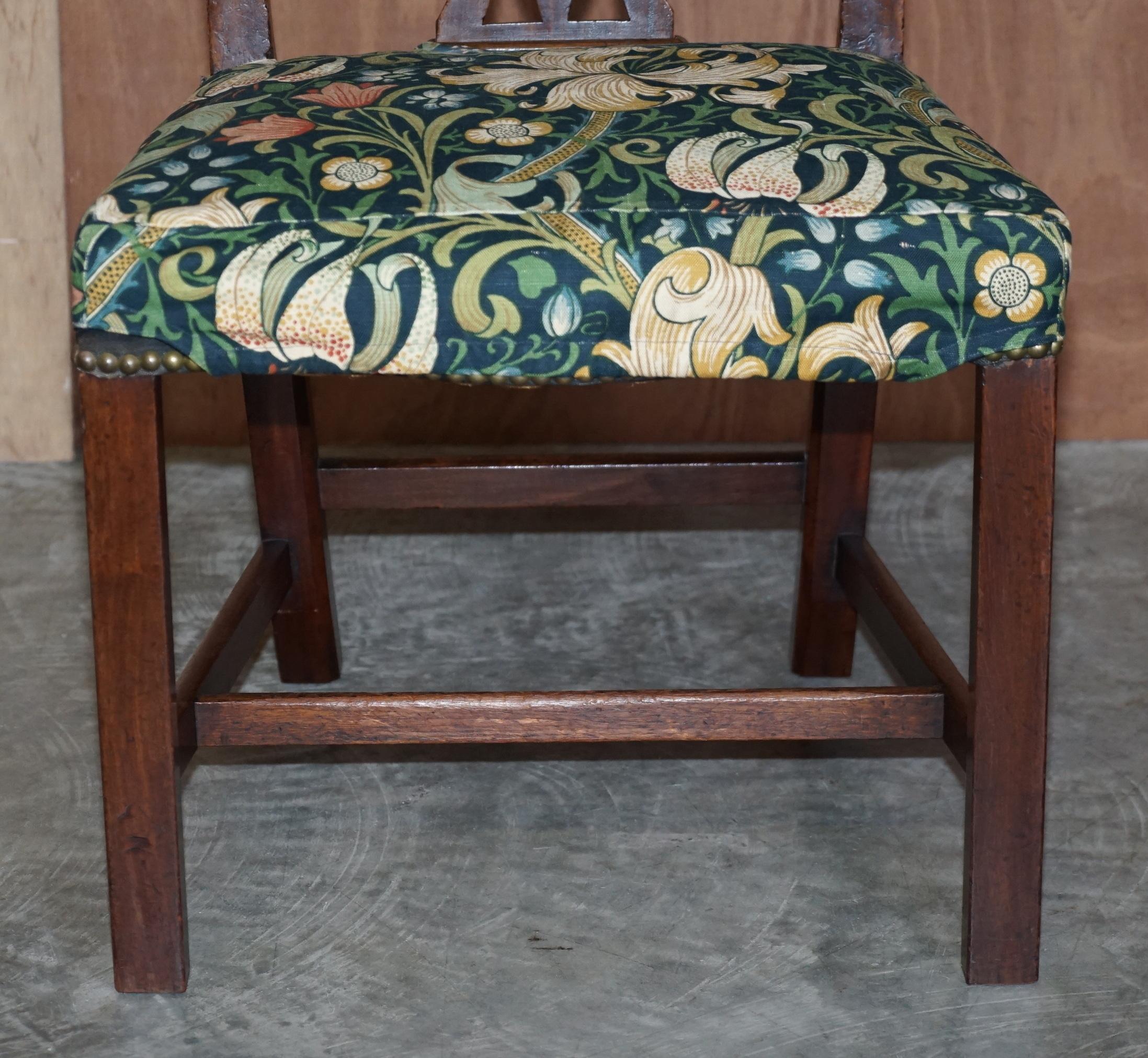 8 Antike George III um 1830 Thomas Chippendale Esszimmerstühle William Morris (Polster) im Angebot