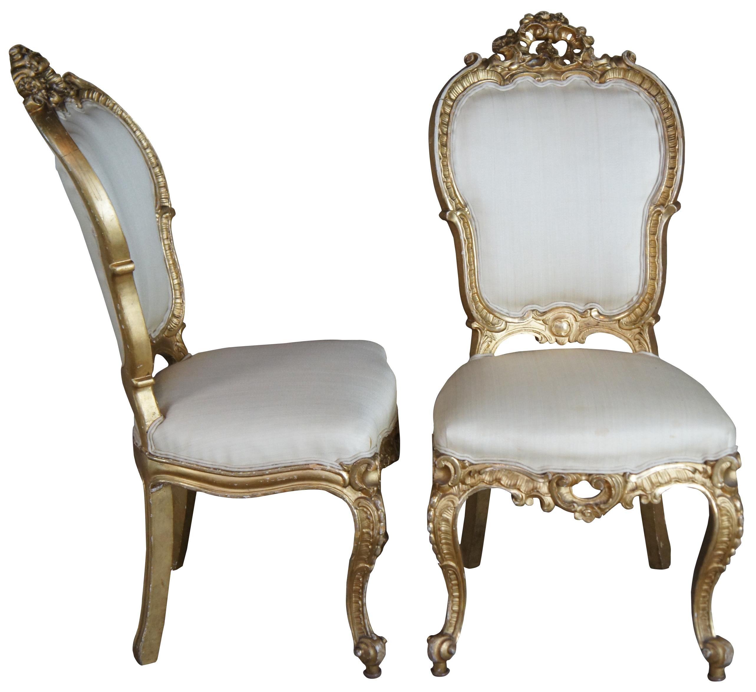 Suite de 8 chaises Louis XV/Rococo suédoises dorées et gesso, vers le milieu du XVIIIe siècle. Le cadre est festonné et orné de coquillages sculptés sur le tablier et la crête. Tapissé d'un tissu de soie neutre avec un rembourrage en crin de cheval.