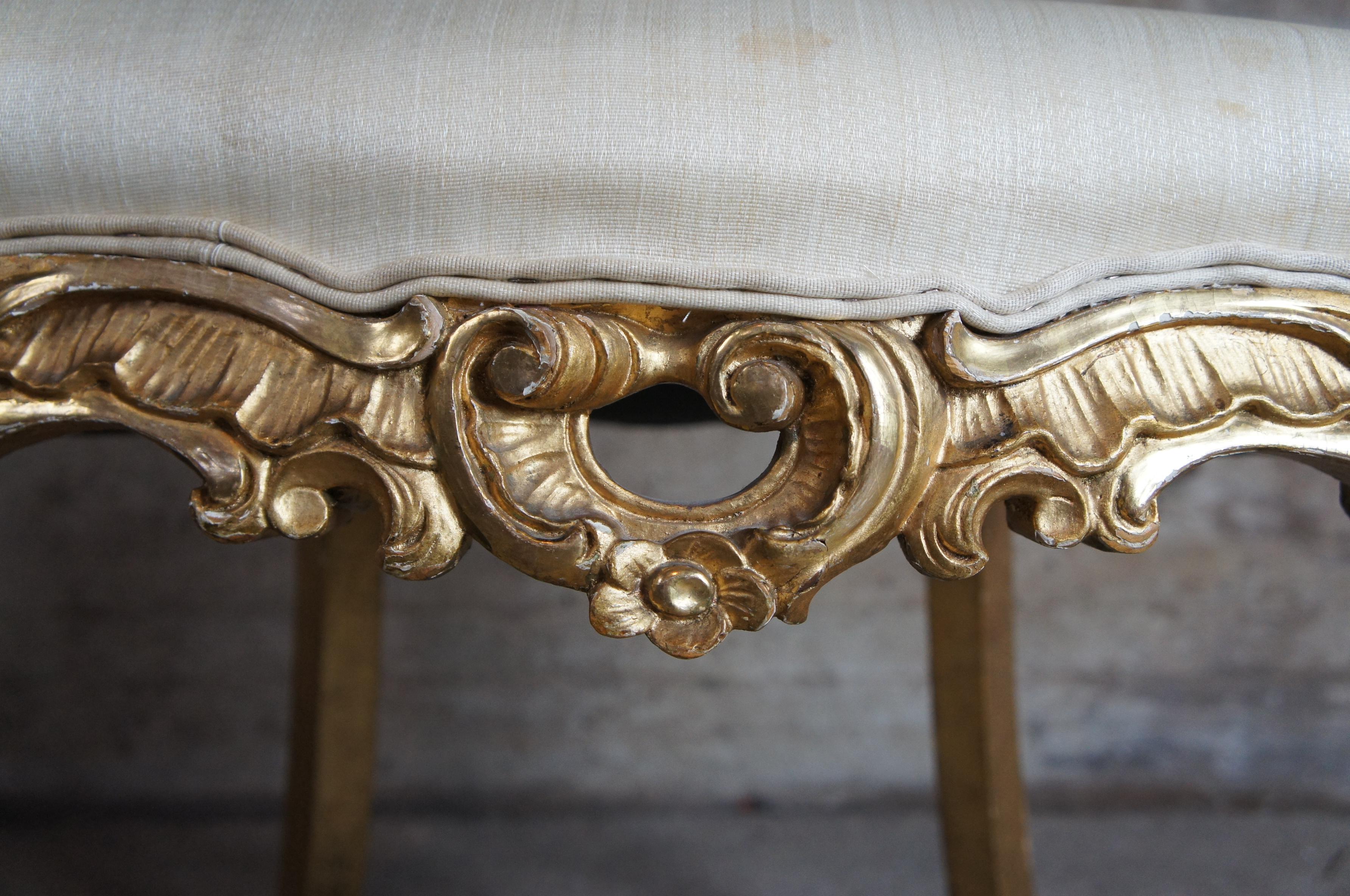 Soie 8 chaises de salle à manger suédoises anciennes baroques du 18ème siècle, style Louis XV rococo et dorées en vente