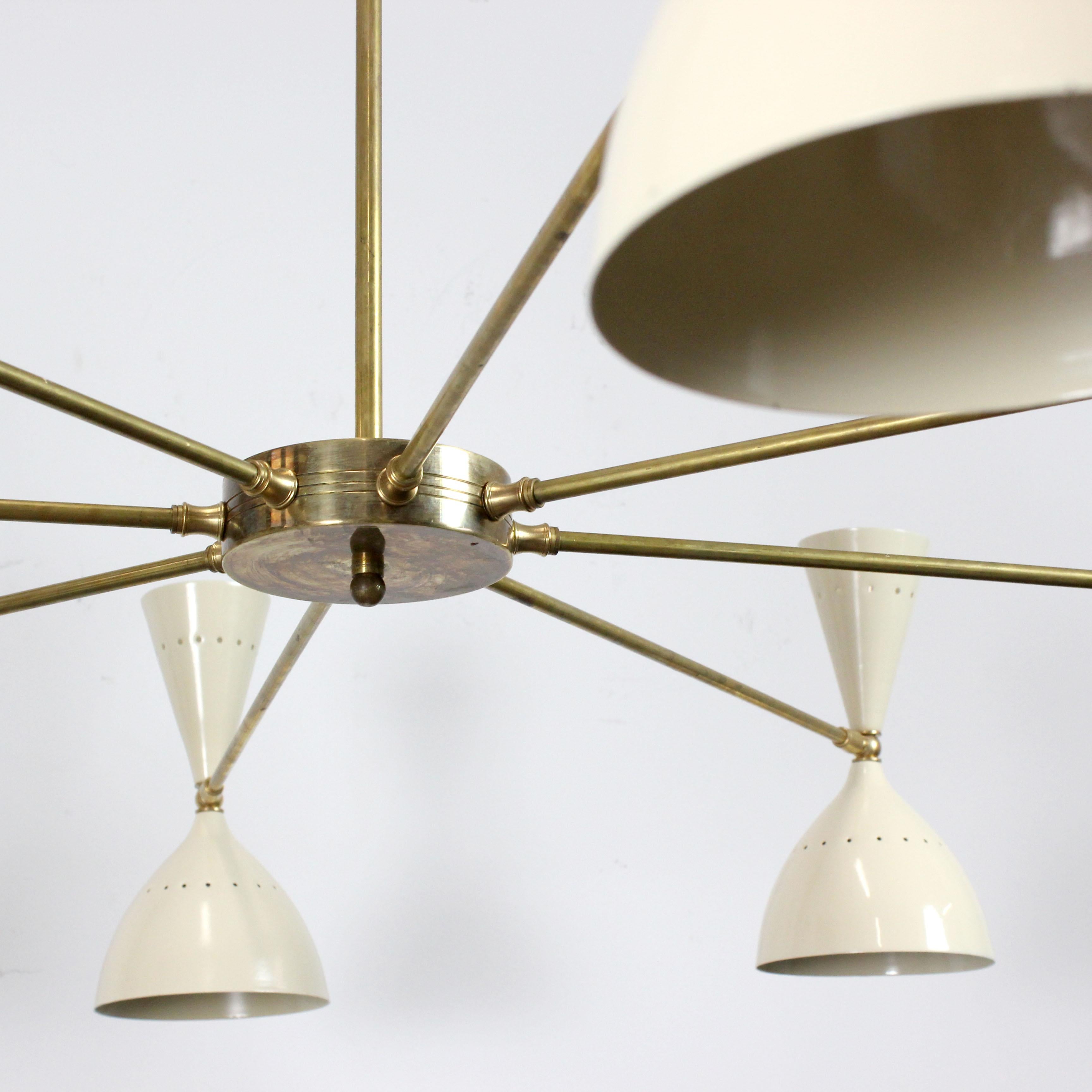 Elegante lampada da soffitto a 8 bracci, smalto avorio e ottone dorato, design italiano di Silvio Piattelli.