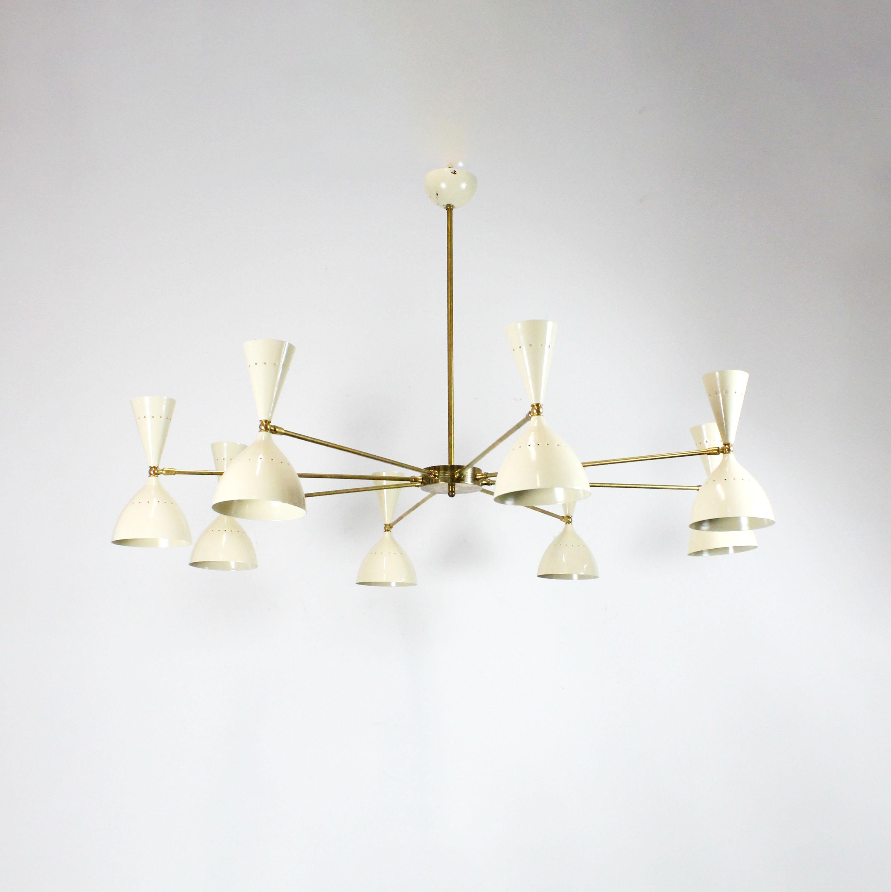 Italiano Lampada da soffitto a 8 bracci, smalto avorio e ottone dorato, Italia Atr. Silvio Piattelli in vendita