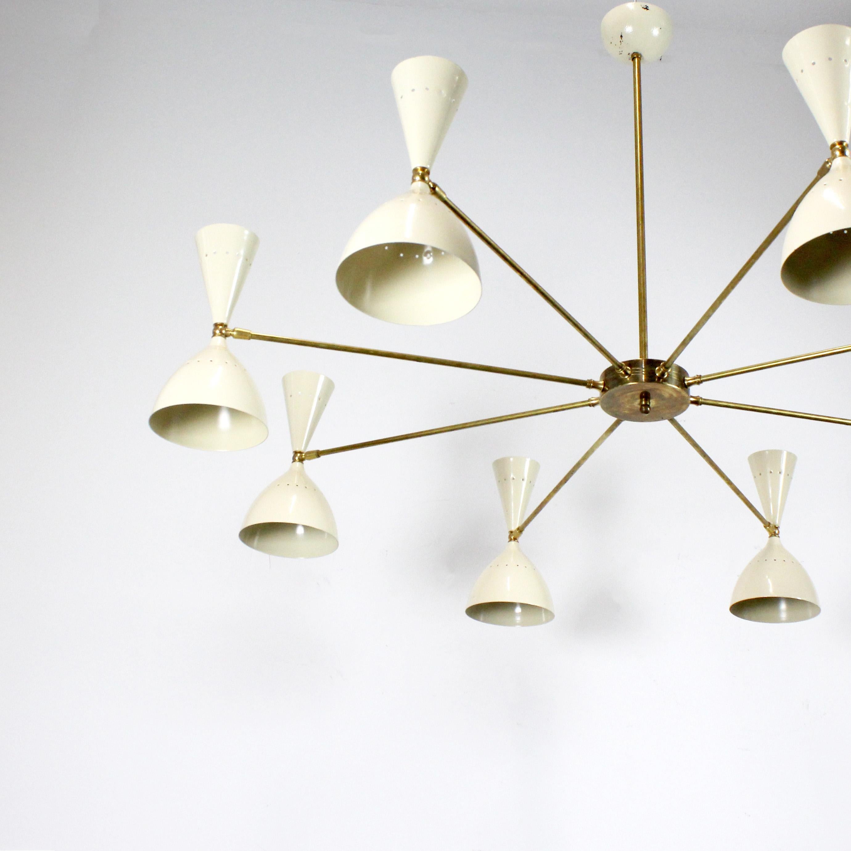 Laccato Lampada da soffitto a 8 bracci, smalto avorio e ottone dorato, Italia Atr. Silvio Piattelli in vendita