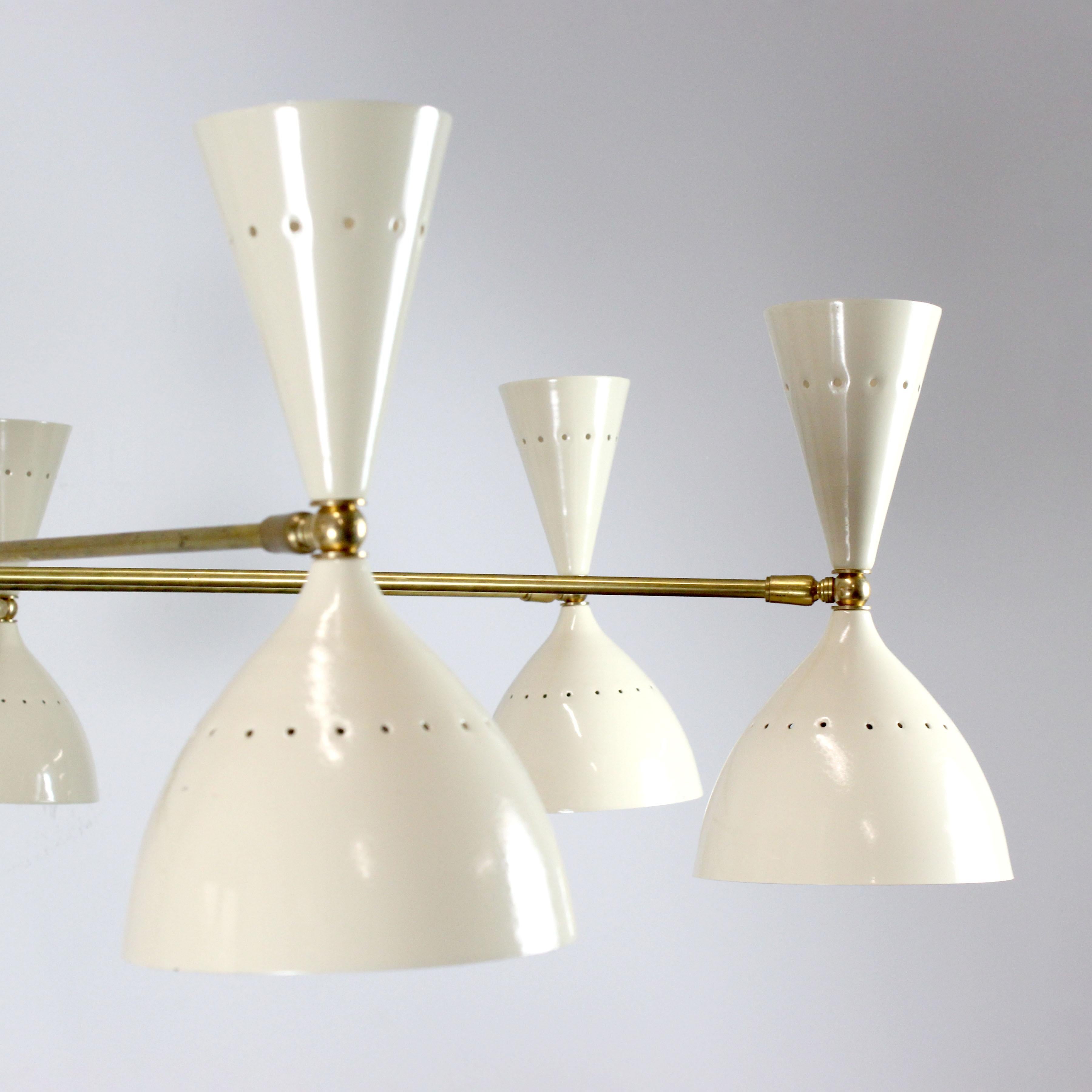 XX secolo Lampada da soffitto a 8 bracci, smalto avorio e ottone dorato, Italia Atr. Silvio Piattelli in vendita