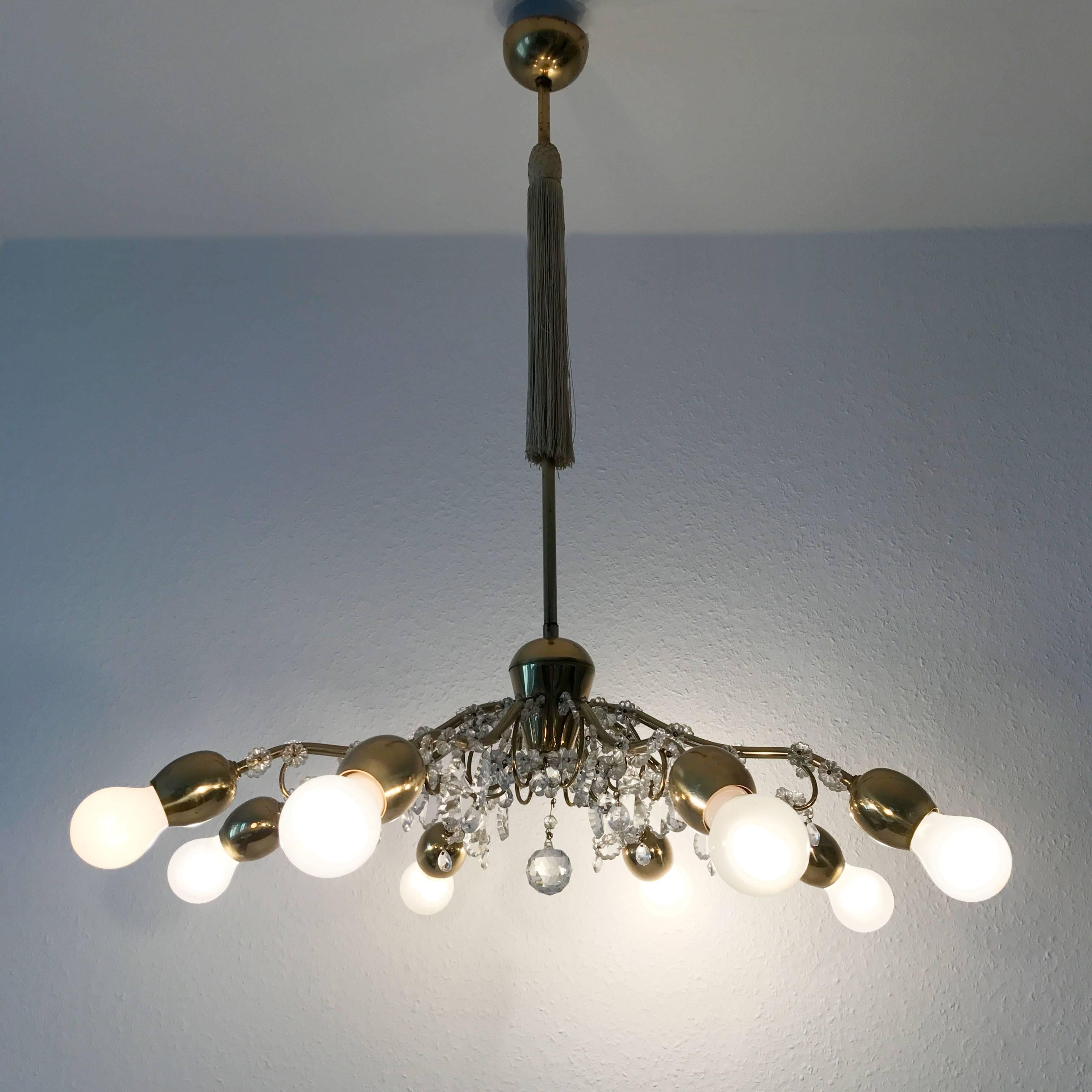 Exceptionnel lustre ou lampe suspendue à huit bras d'un style moderne du milieu du siècle dernier. Porte-bulles en forme de bourgeons. Conçu et fabriqué par J. & L. Lobmeyr, Vienne, Autriche dans les années 1950.

Exécuté en laiton, verre de cristal