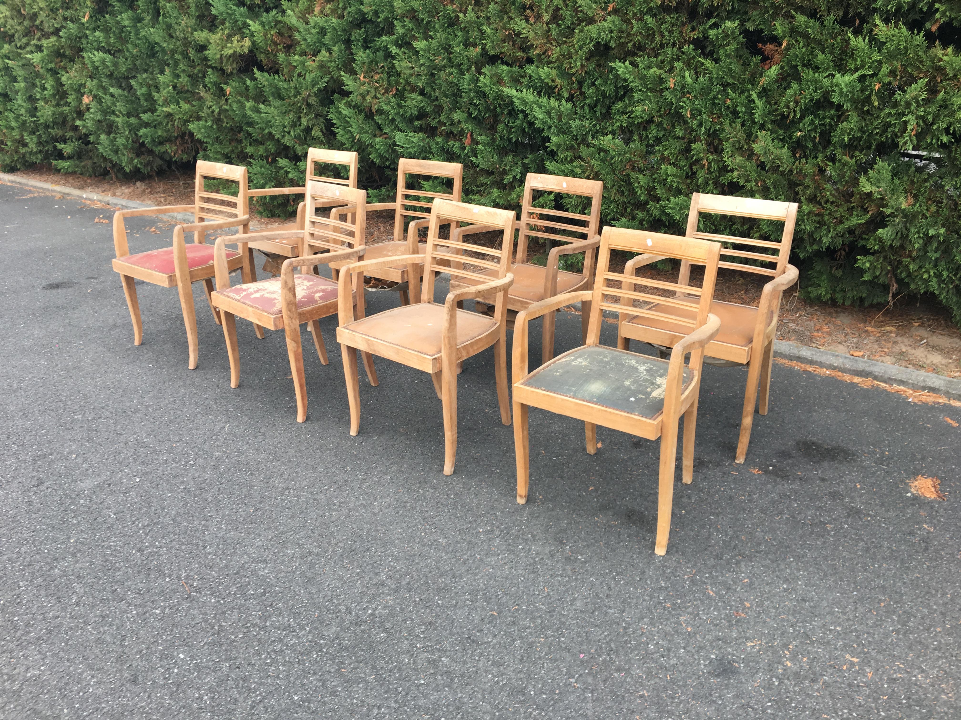 8 Art Deco armchairs, circa 1930-1940.
to be restored.
the wood is dirty but in very good condition.
 