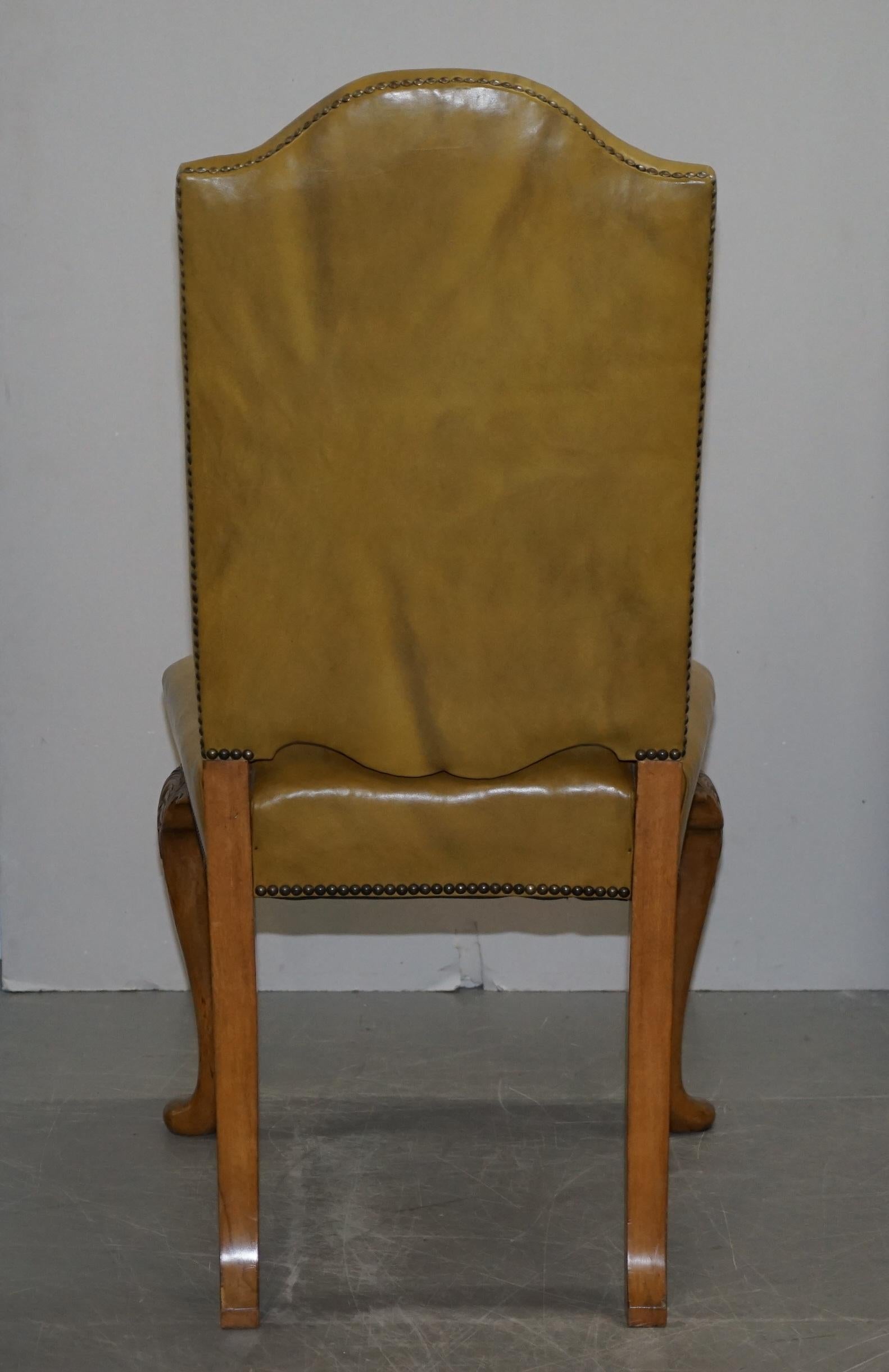8 chaises de salle à manger Art Déco en noyer et cuir sculpté à la main Denby & Spinks Fait partie de la suite en vente 4