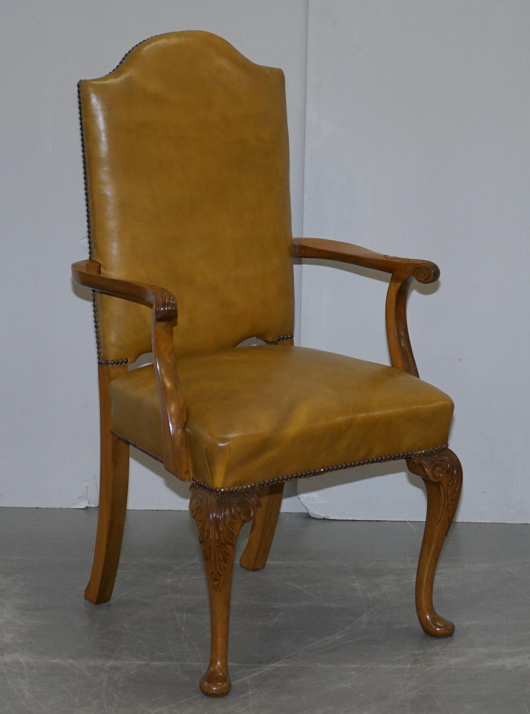 8 chaises de salle à manger Art Déco en noyer et cuir sculpté à la main Denby & Spinks Fait partie de la suite en vente 7